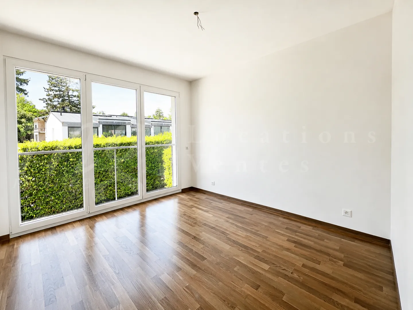 Exclusive! MAGNIFICENT MODERN HOUSE WITH 300 M2, LARGE GARDEN AND SWIMMING POOL - Photo 7 of 10