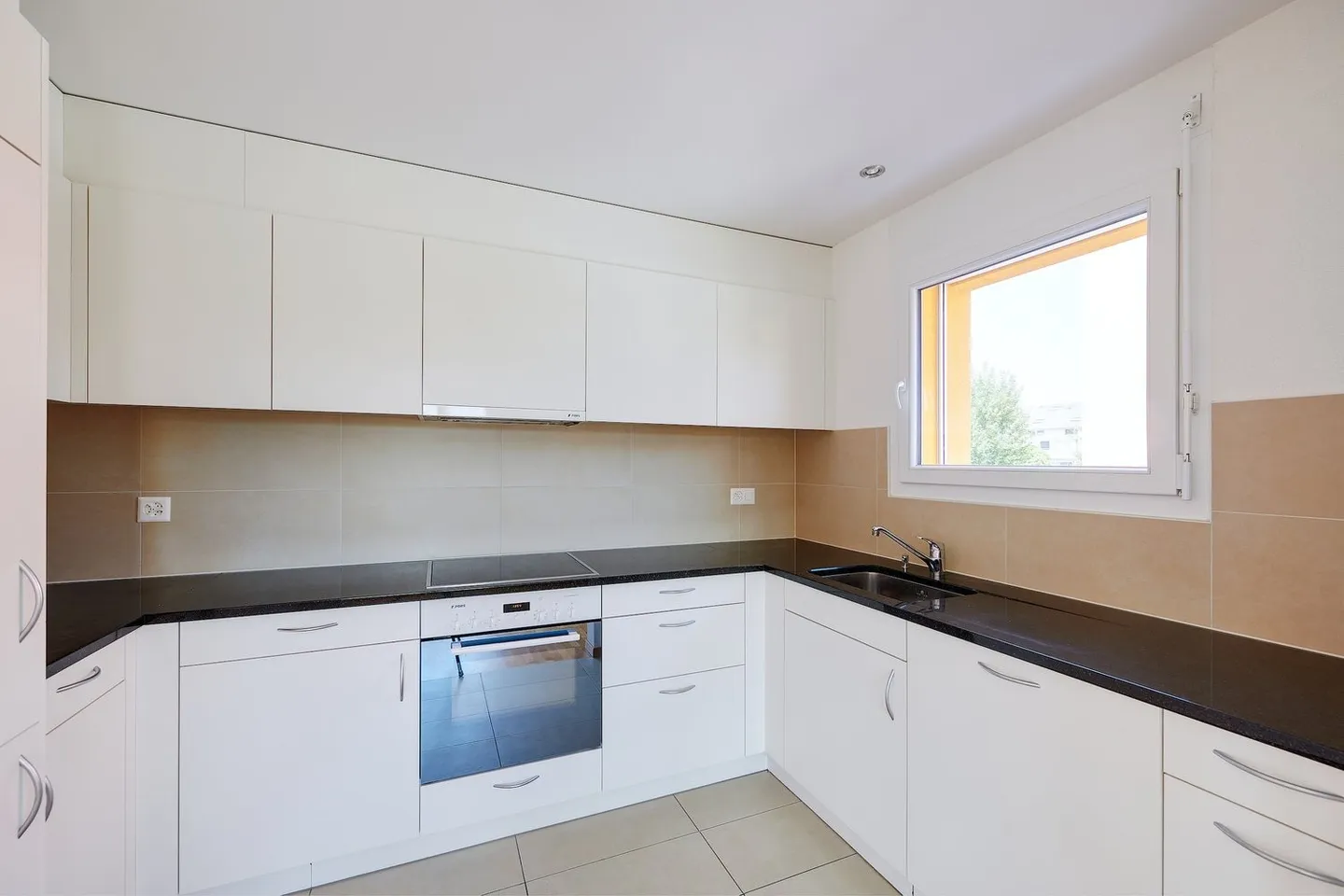 Bright, spacious 5.5 room apartment - Photo 1 of 10