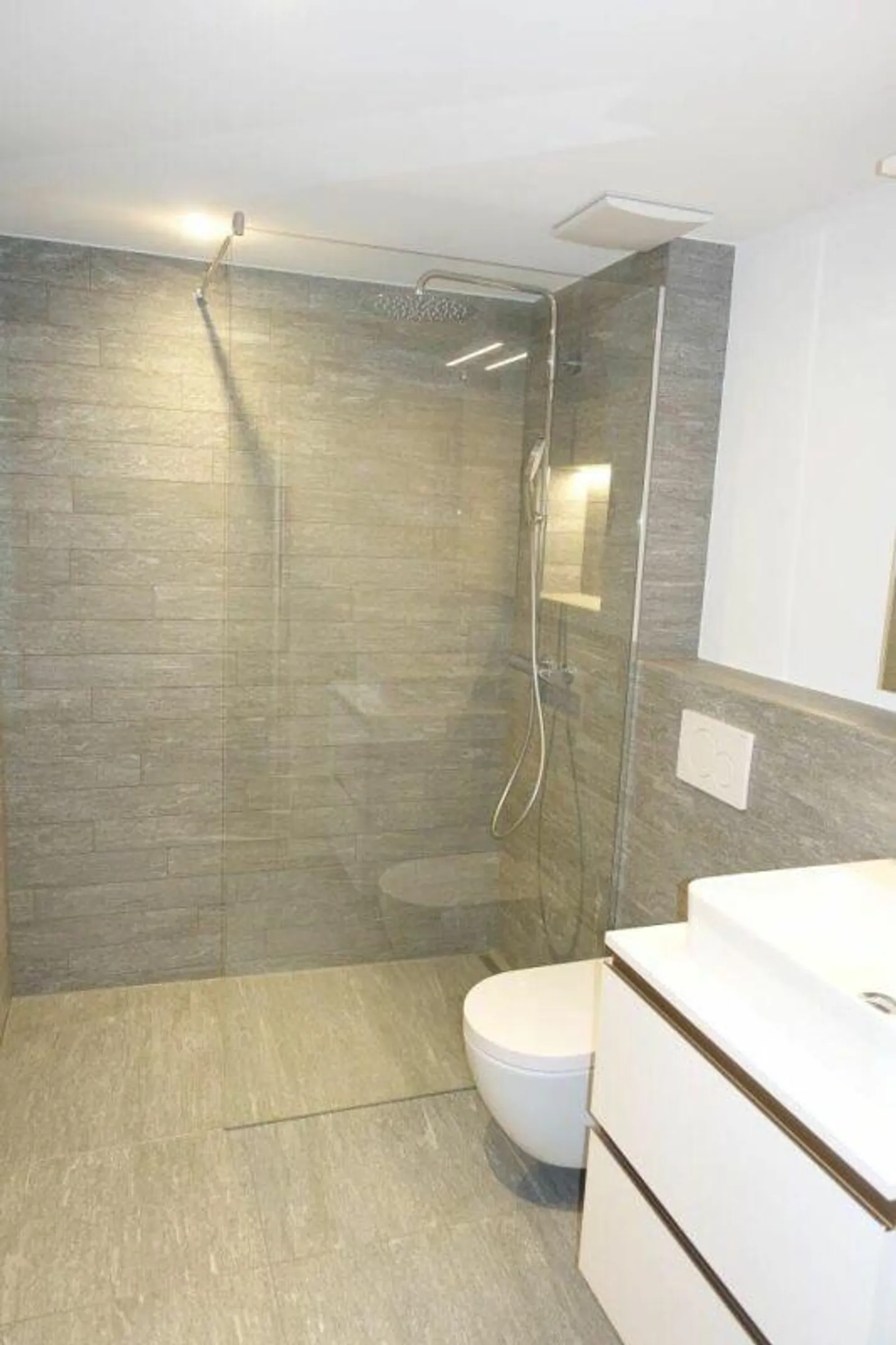 4.5-Zimmer-Wohnung Nr. 1 in einem historischen Zweifamilienhaus in Luven - Foto 5 von 6