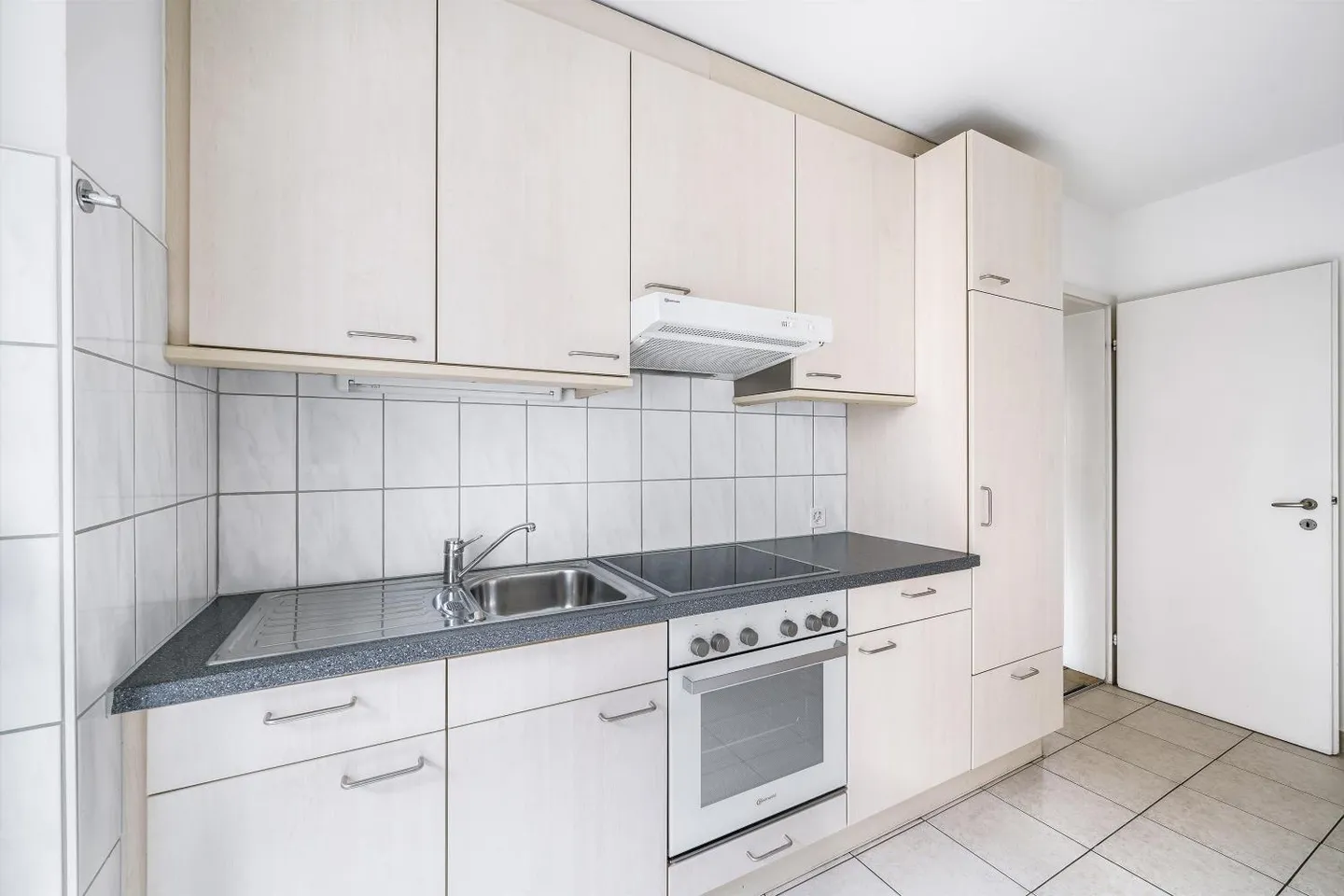 RENT WITHOUT DEPOSIT - living in the heart of the city! - Photo 2 of 9