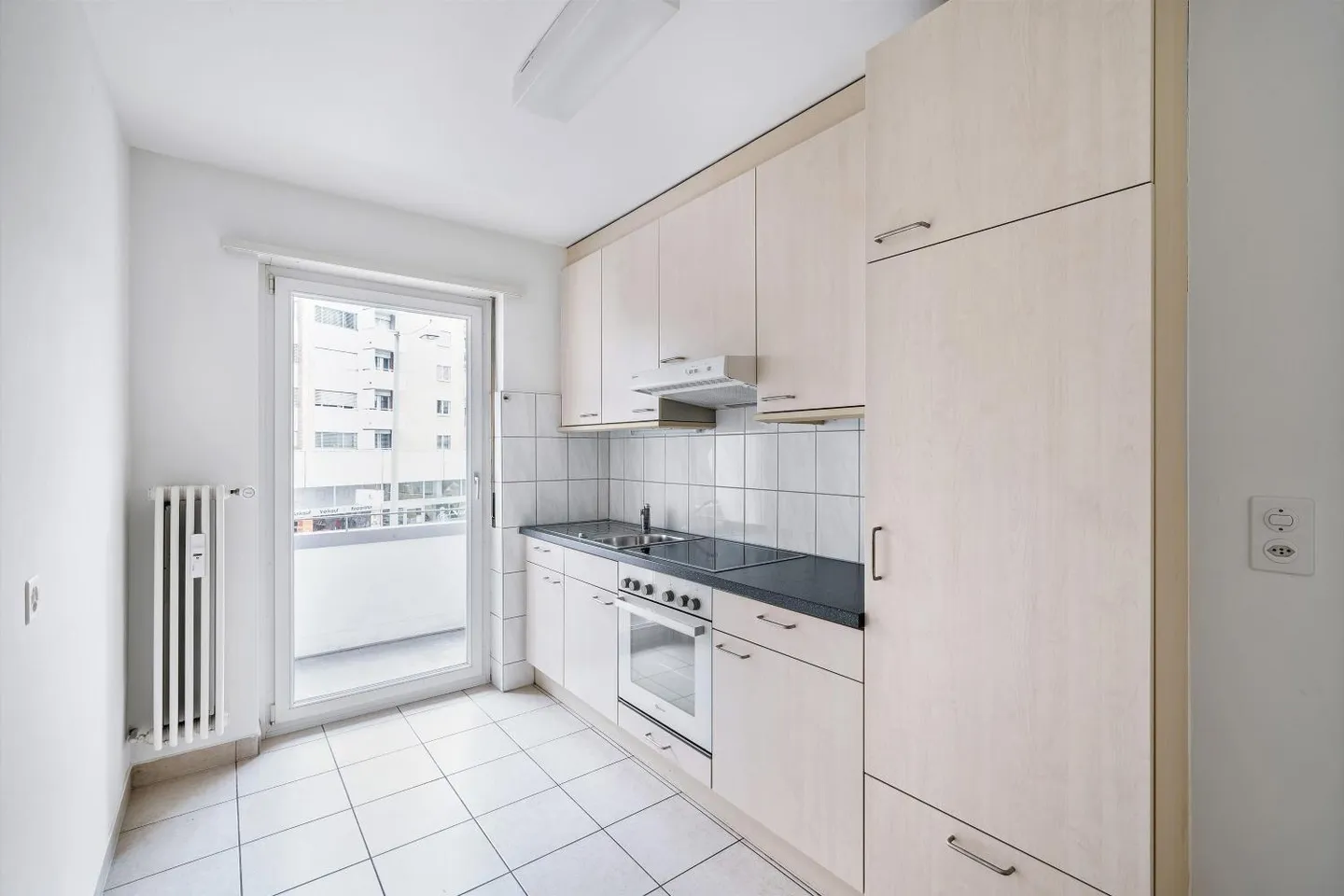 RENT WITHOUT DEPOSIT - living in the heart of the city! - Photo 3 of 9