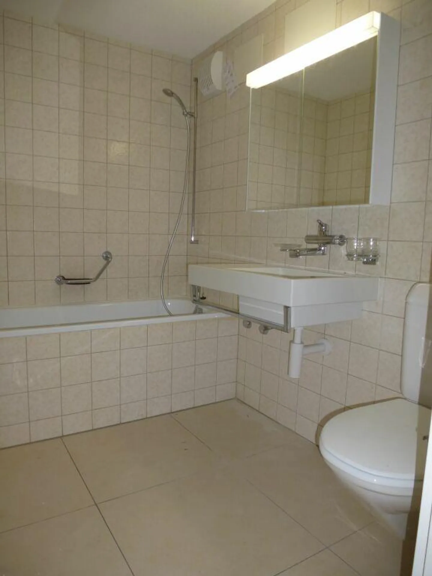 Ruhig gelegene 2.5-Zimmerwohnung mit Terrassenplatz in der Länggass... - Photo 3 sur 6