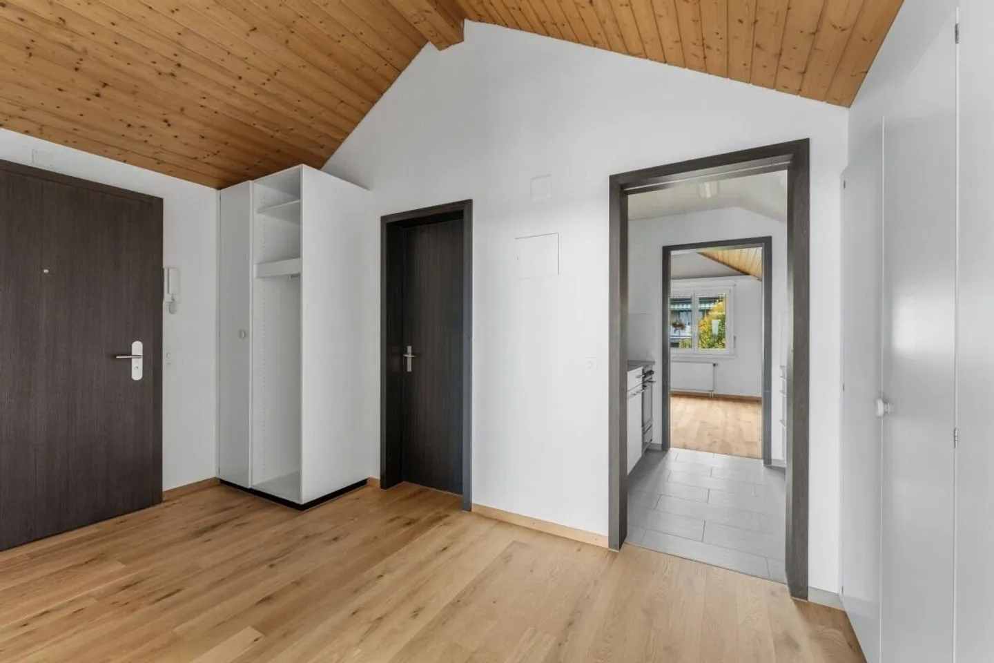 Ampio appartamento attico con vista spettacolare in affitto - Foto 4 di 19