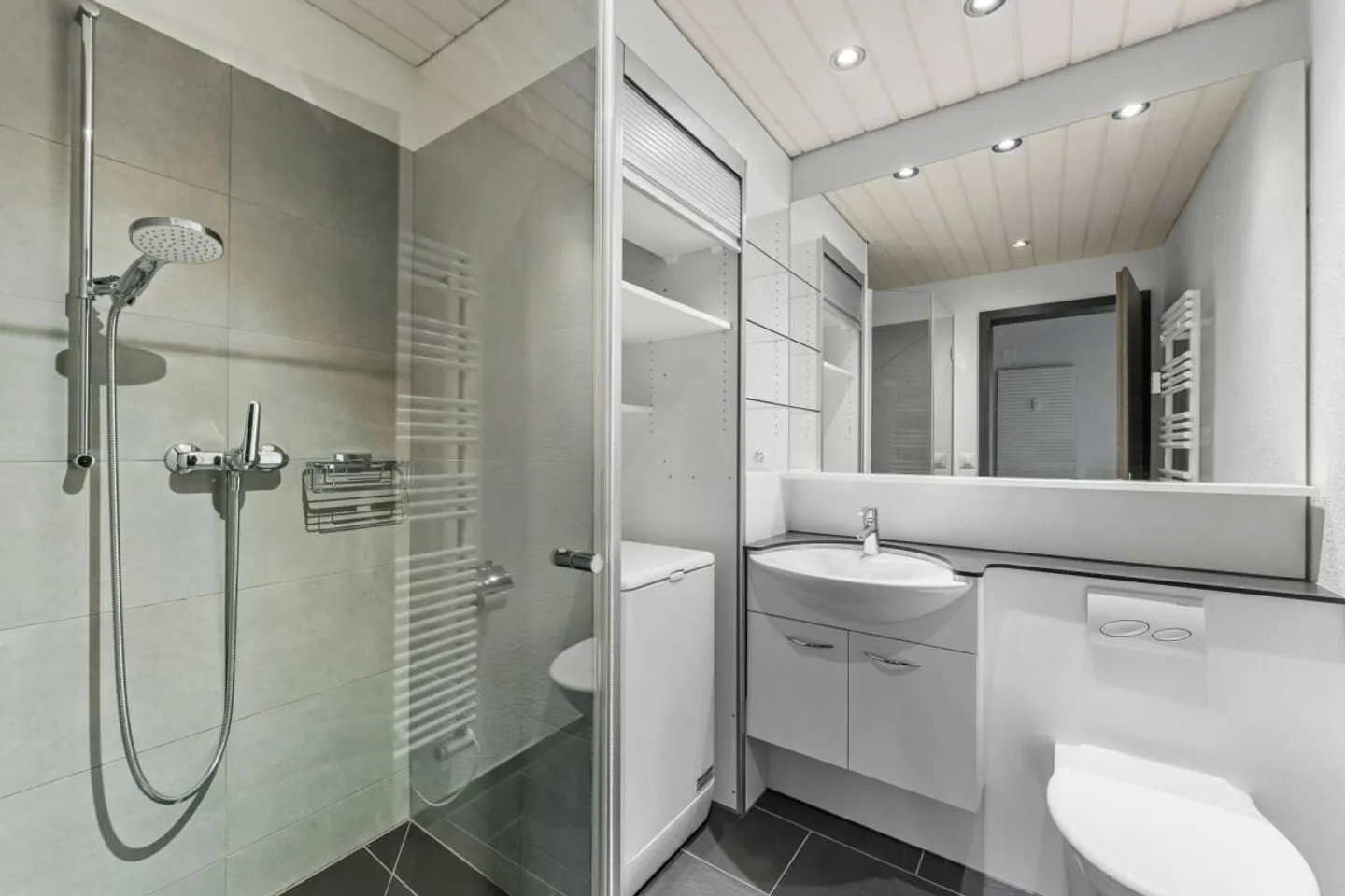 Ampio appartamento attico con vista spettacolare in affitto - Foto 5 di 19