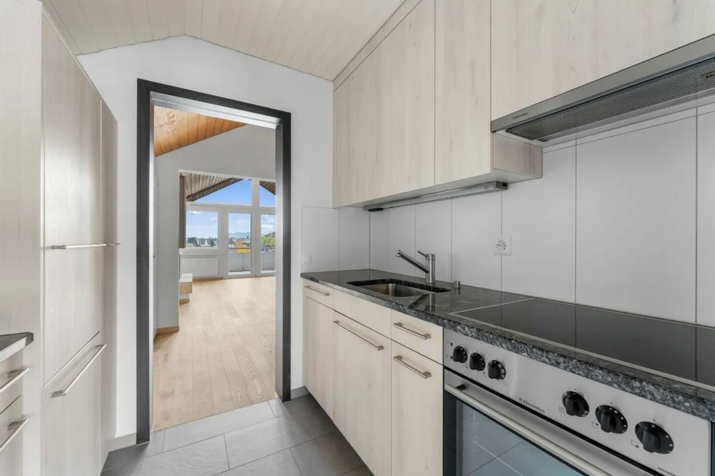 Ampio appartamento attico con vista spettacolare in affitto - Foto 6 di 19