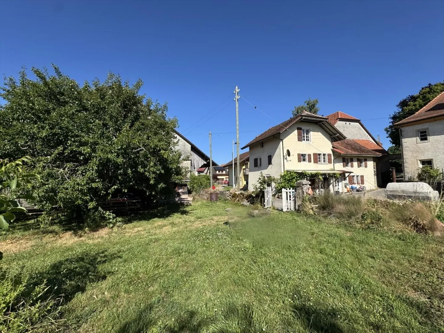 UNA CASA RURALE CON FIENILE ADIACENTE E GIARDINO - Foto 1 di 13