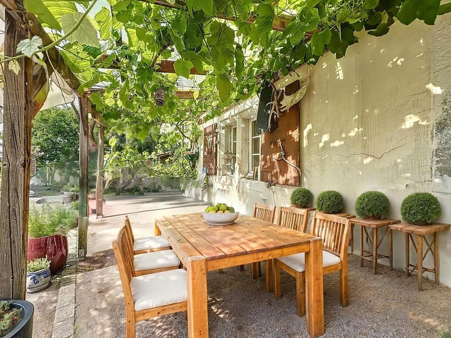 UNA CASA RURALE CON FIENILE ADIACENTE E GIARDINO - Foto 2 di 13