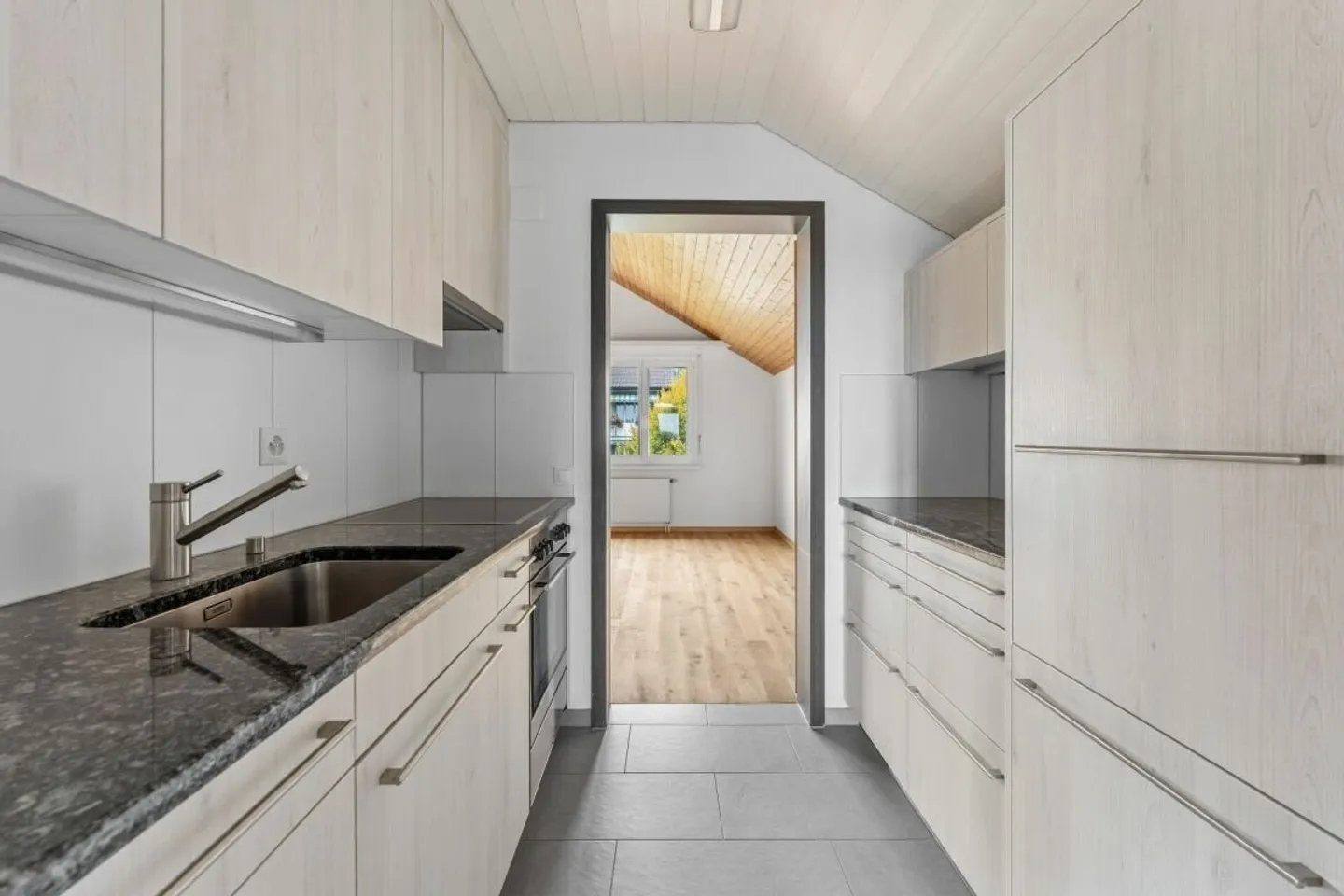 Ampio appartamento attico con vista spettacolare in affitto - Foto 7 di 19