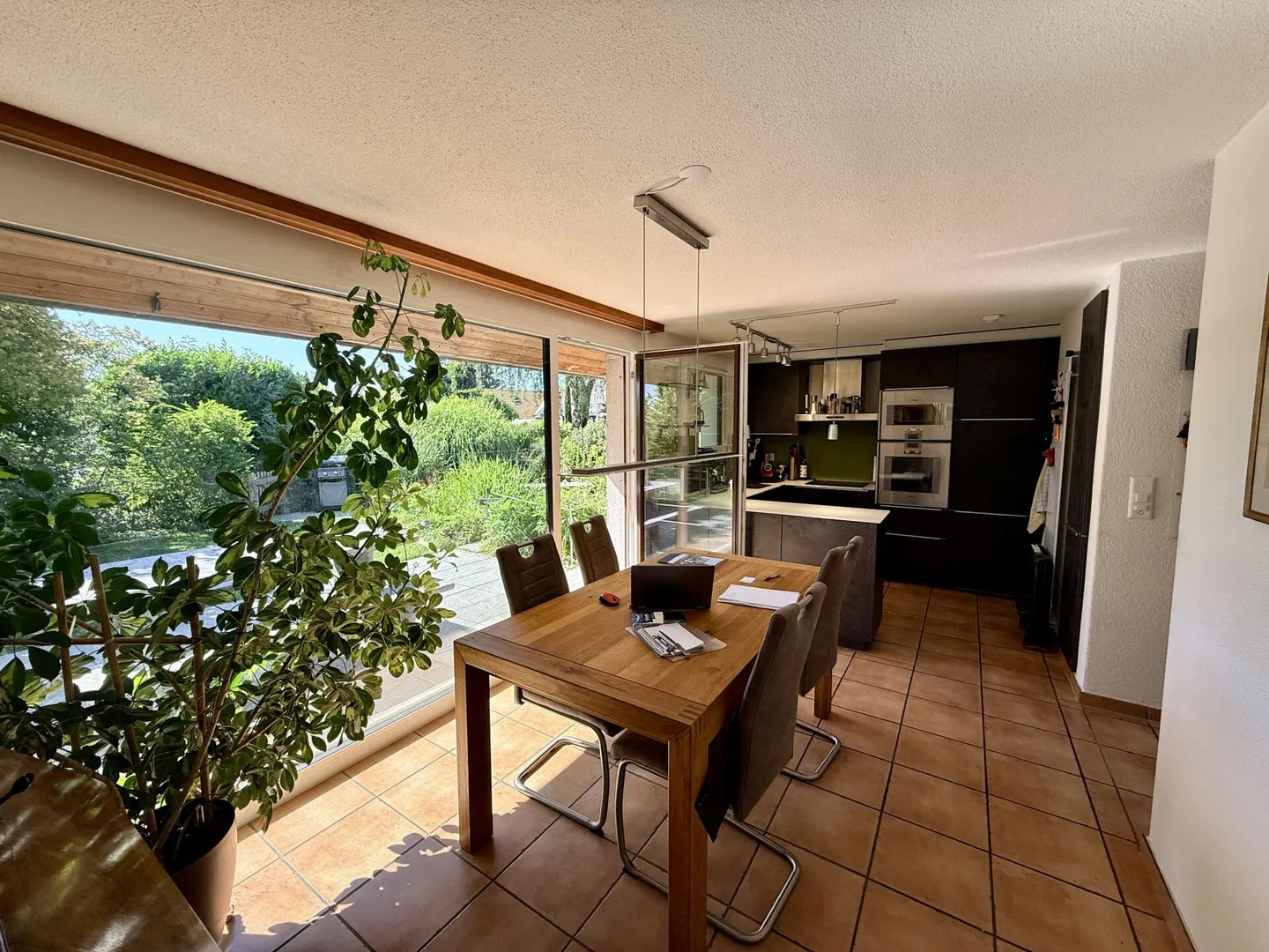 Maison individuelle avec chauffage géothermique, cuisine Gaggenau et jardin paradisiaque - Photo 7 sur 15