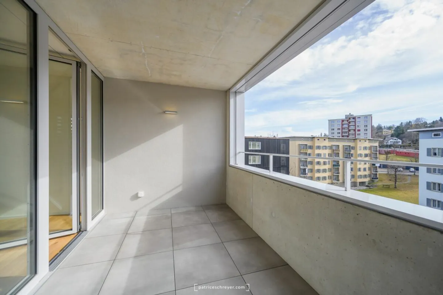 Très bel appartement de 4,5 pièces avec balcon-loggia - Photo 2 sur 12