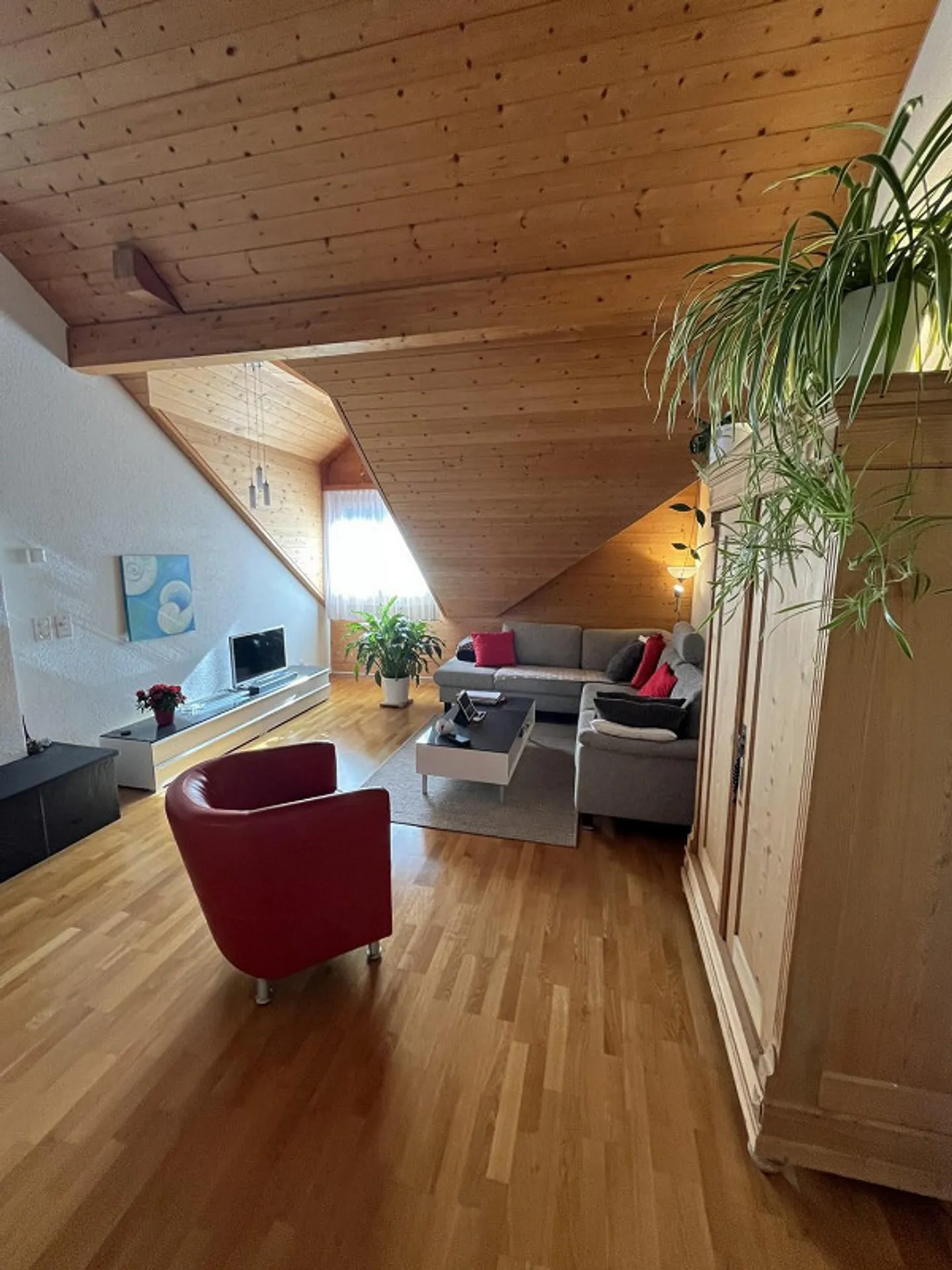 Incantevole appartamento mansardato di 3,5 locali al 4° piano a Meiringen - Foto 2 di 13