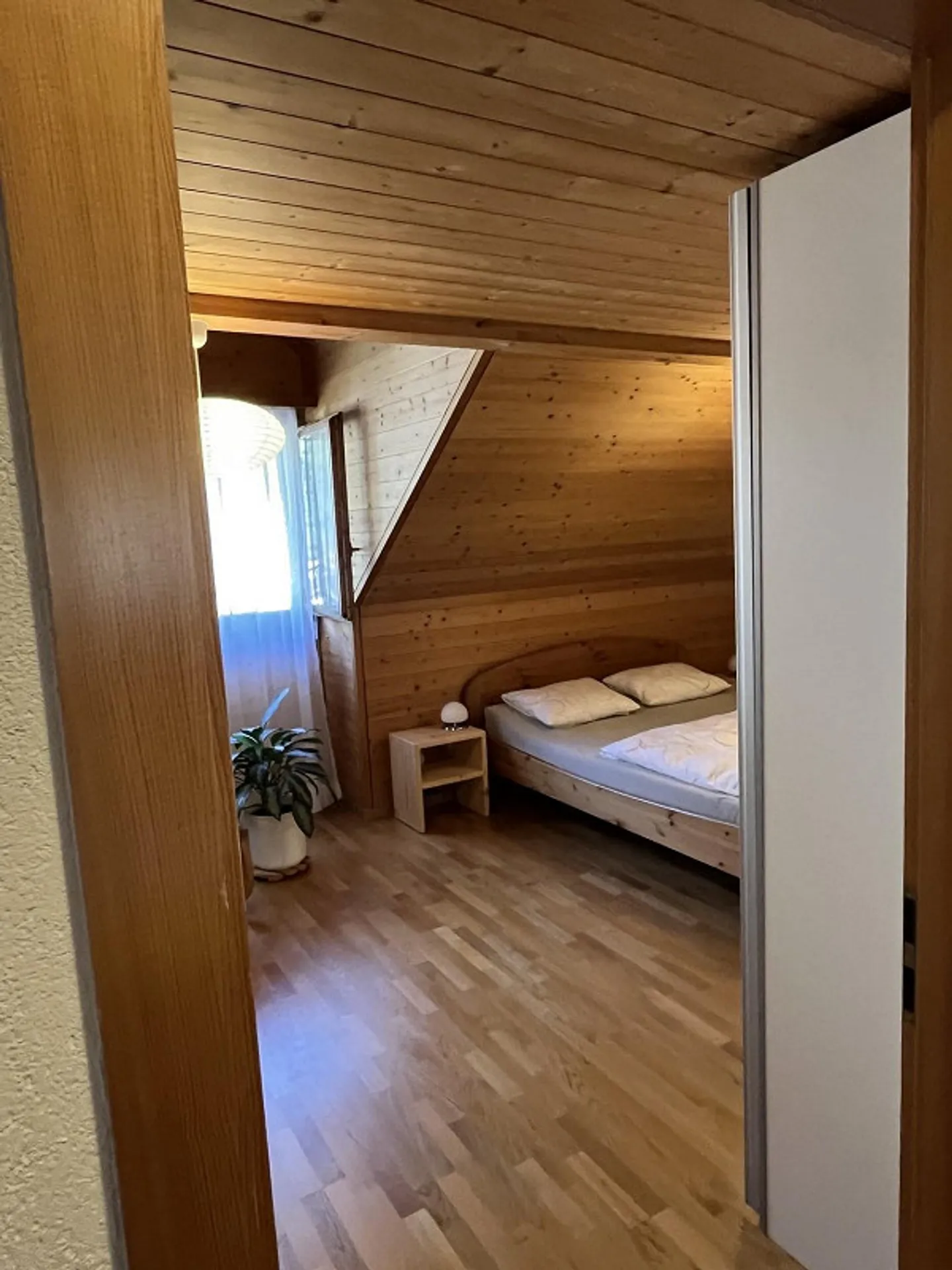 Incantevole appartamento mansardato di 3,5 locali al 4° piano a Meiringen - Foto 3 di 13