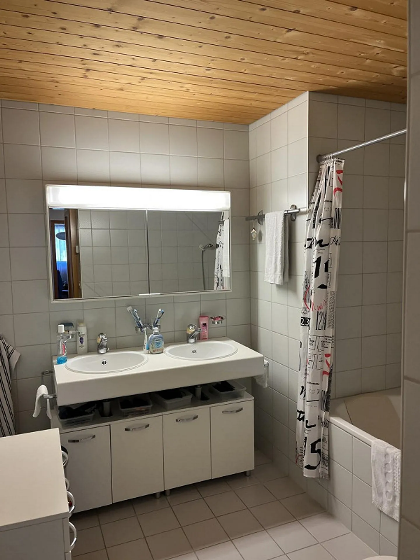 Incantevole appartamento mansardato di 3,5 locali al 4° piano a Meiringen - Foto 8 di 13