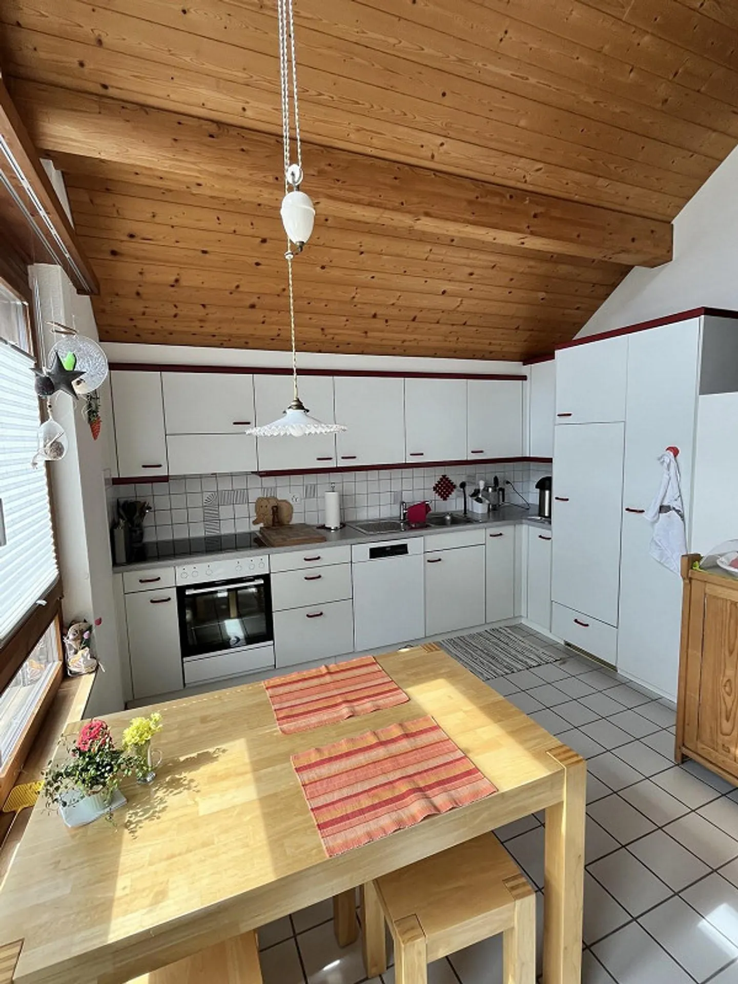 Incantevole appartamento mansardato di 3,5 locali al 4° piano a Meiringen - Foto 11 di 13