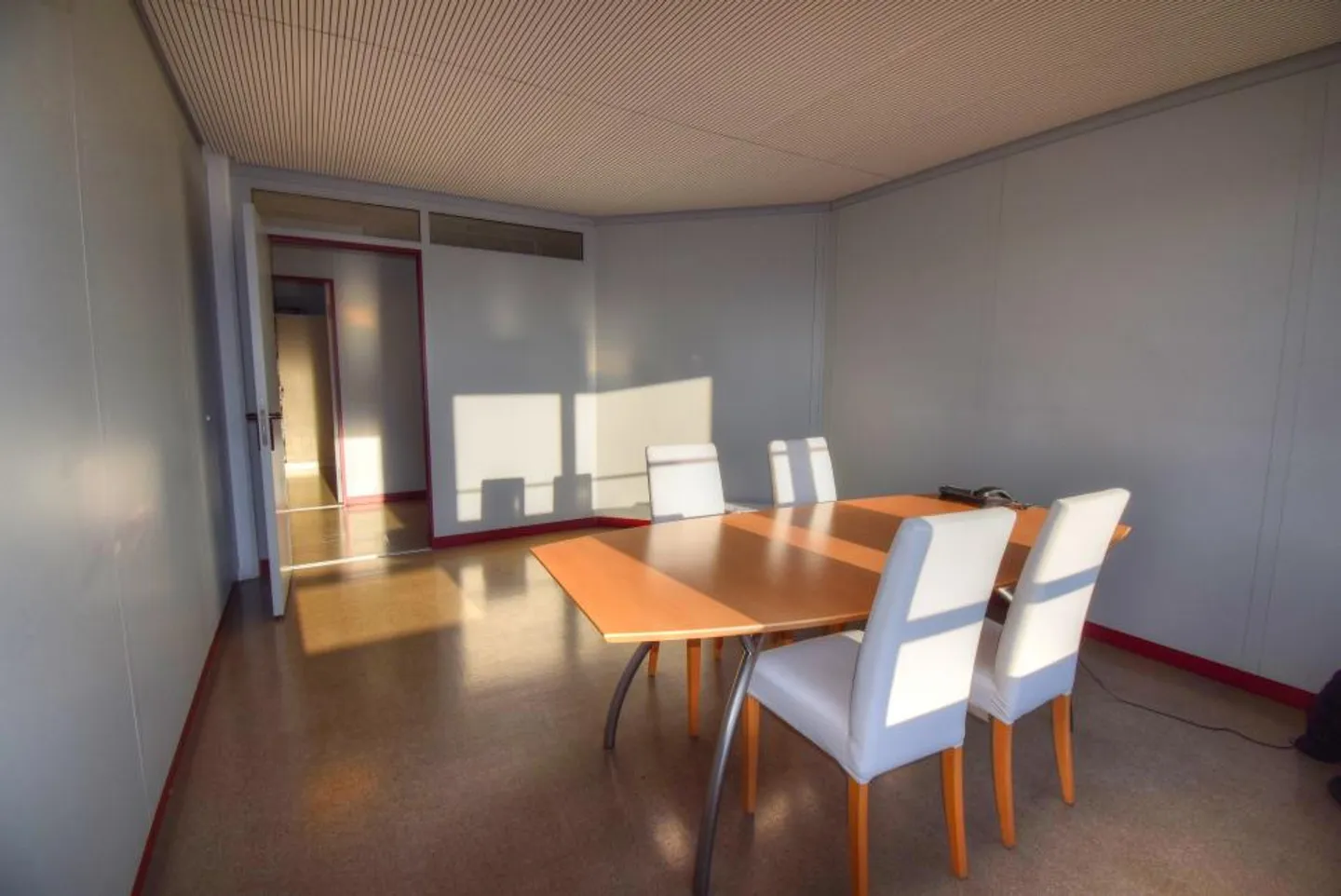 In an attractive area of Nyon: 350m2 of offices - Photo 2 of 10