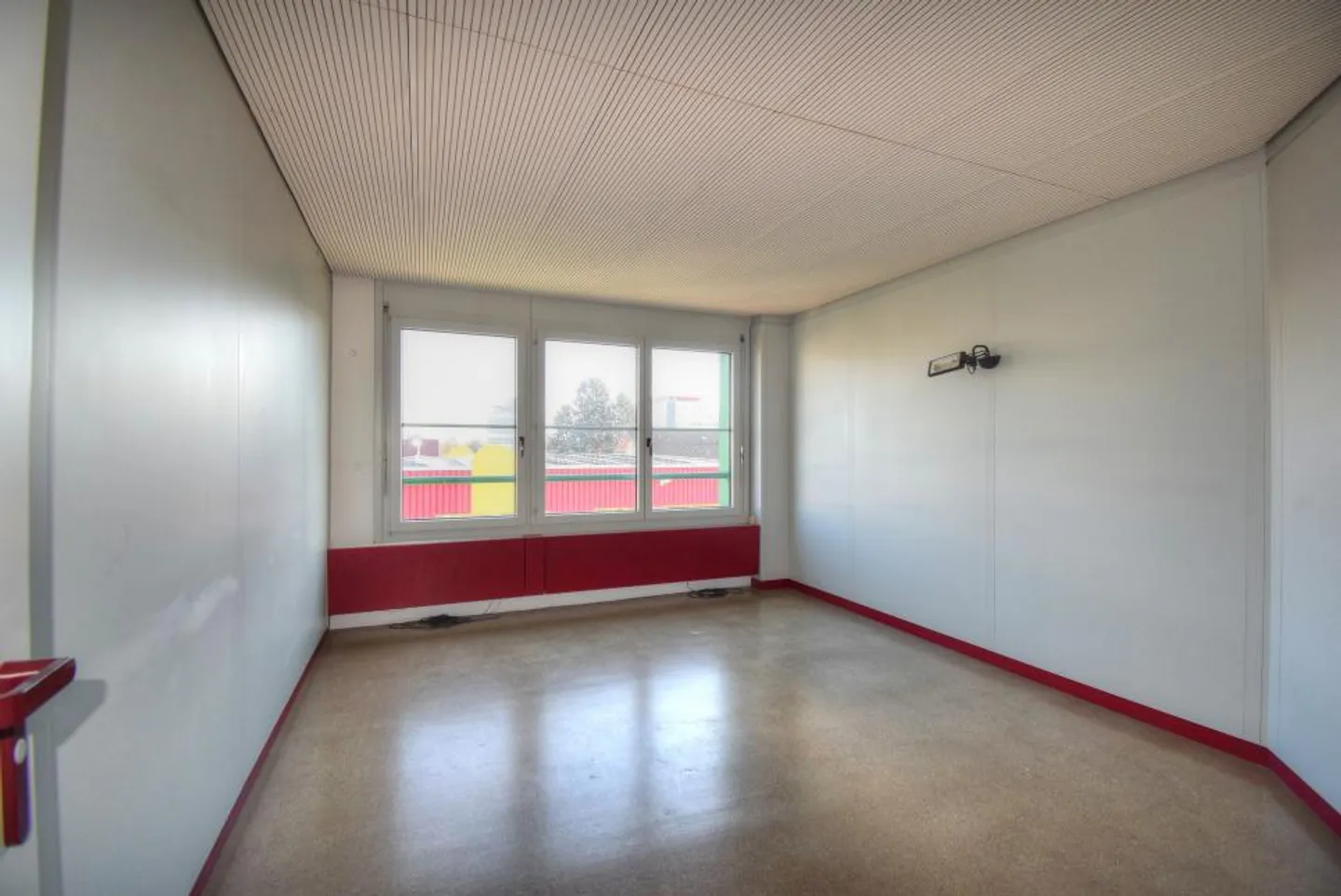 In an attractive area of Nyon: 350m2 of offices - Photo 3 of 10