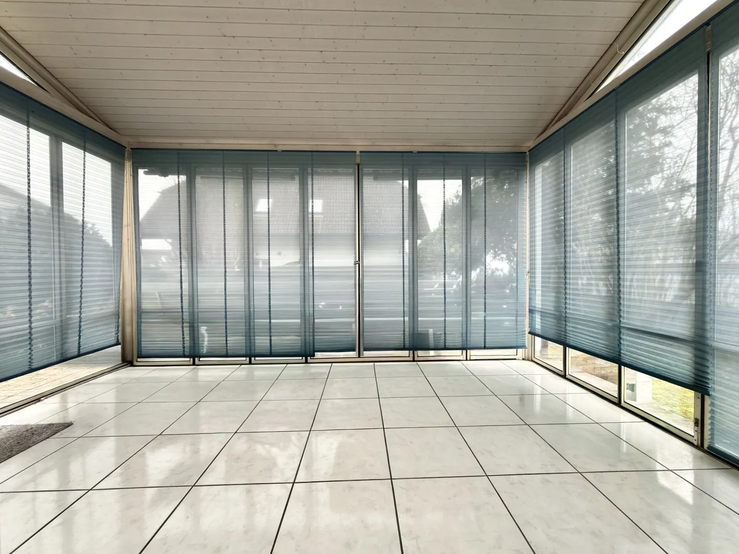 APPARTAMENTO SPAZIOSO IN UNA POSIZIONE TRANQUILLA CON GIARDINO D'INVERNO - Foto 2 di 6