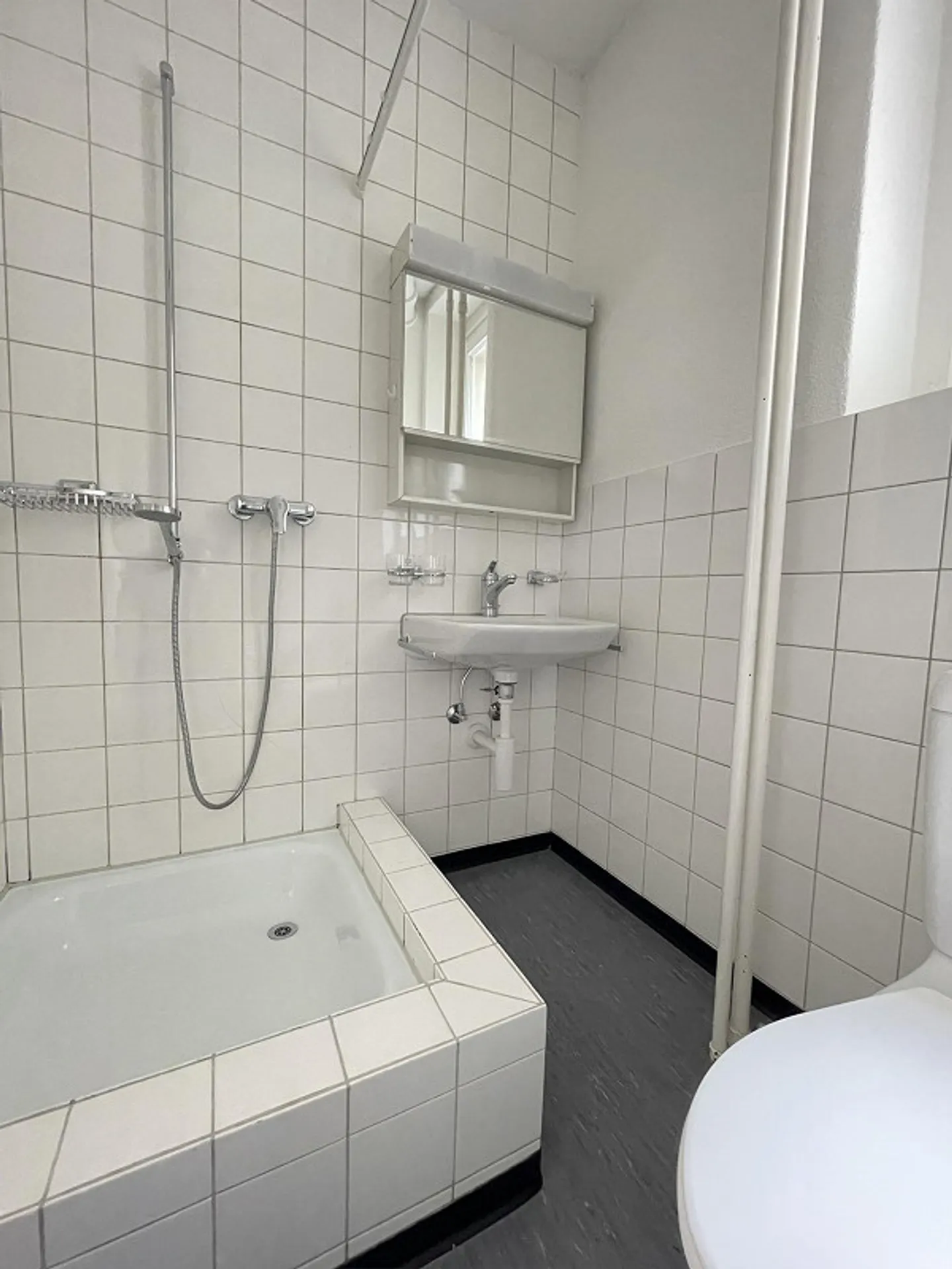 2-room old building apartment with terrace near hospital and city center! - Photo 3 of 6