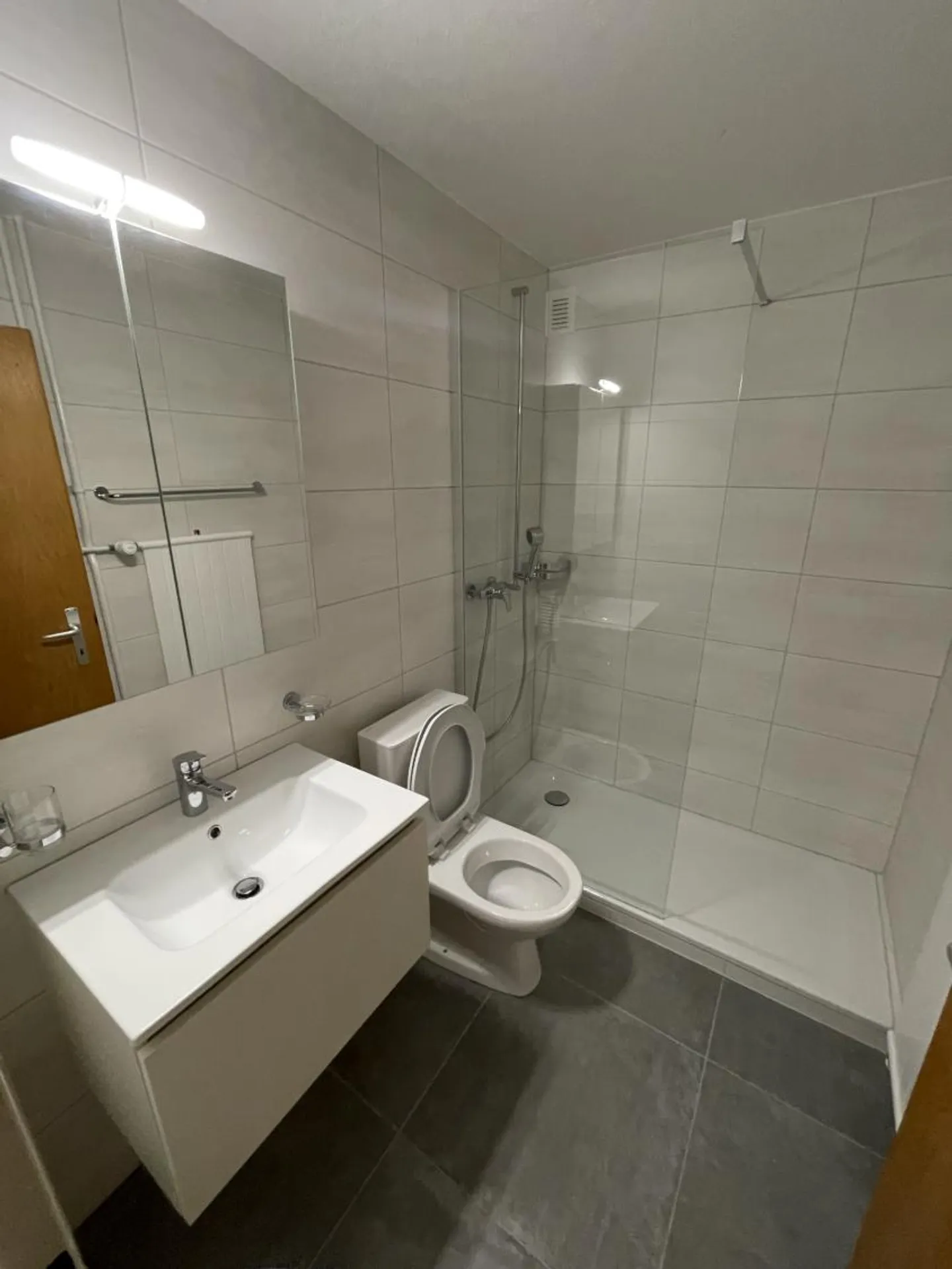 Appartement Charmant avec Balcon - Photo 3 sur 5