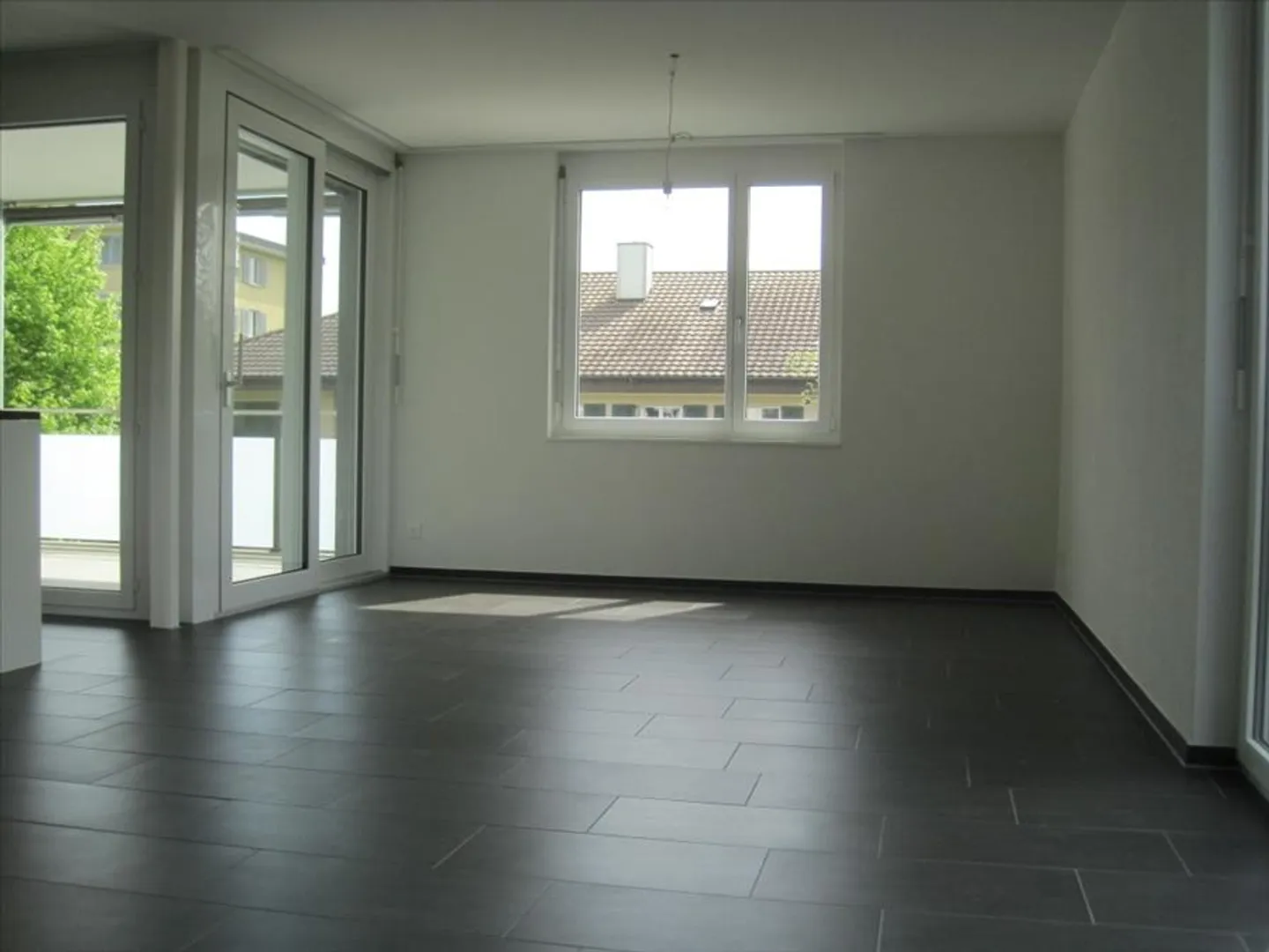 Modern 4.5-Room Apartment - Photo 2 of 9