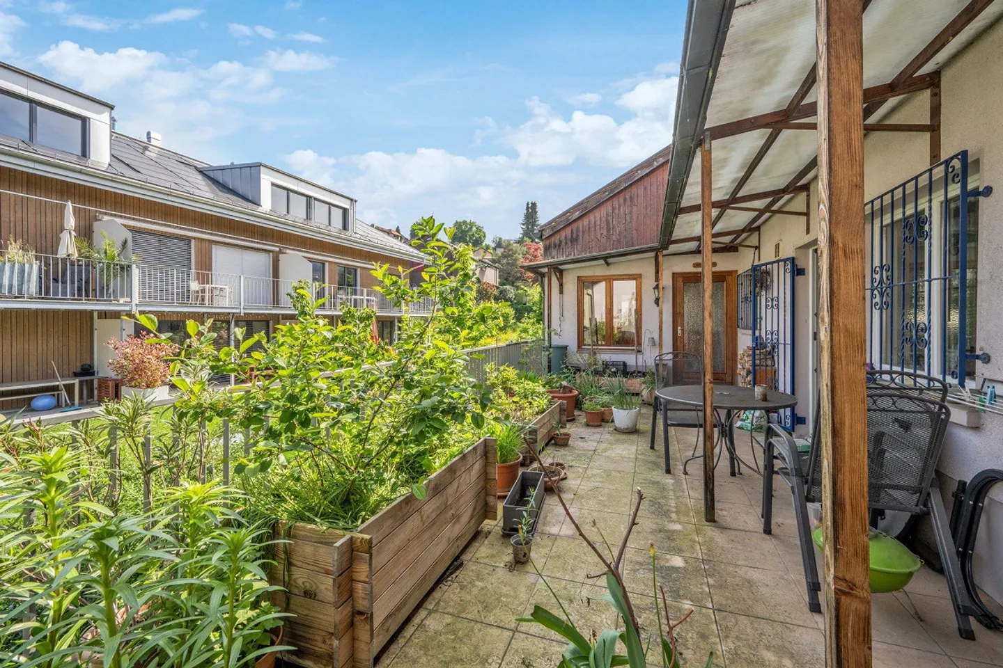 Propriété attrayante avec trois unités résidentielles et jardin bien entretenu - Photo 2 sur 13