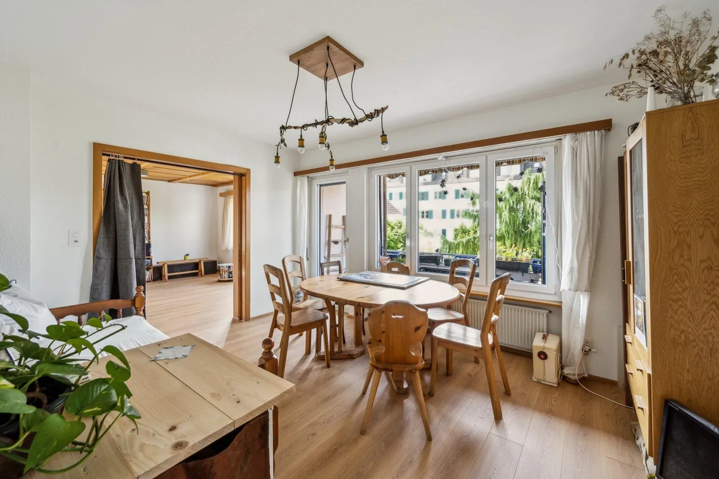Propriété attrayante avec trois unités résidentielles et jardin bien entretenu - Photo 3 sur 13