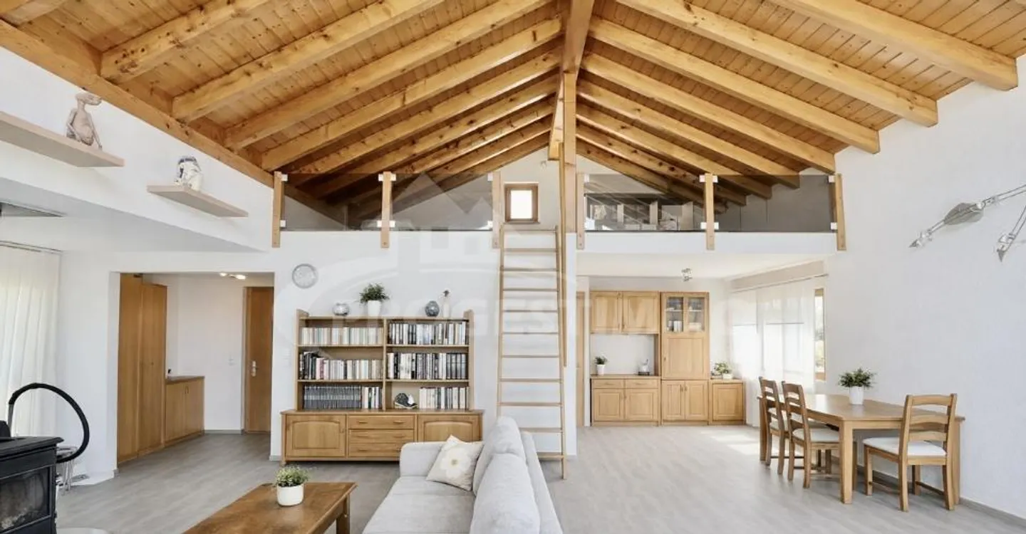 EINZELHAUS MIT ATEMBERAUBENDEM PANORAMA ÜBER DIE EBENE - Foto 1 von 10