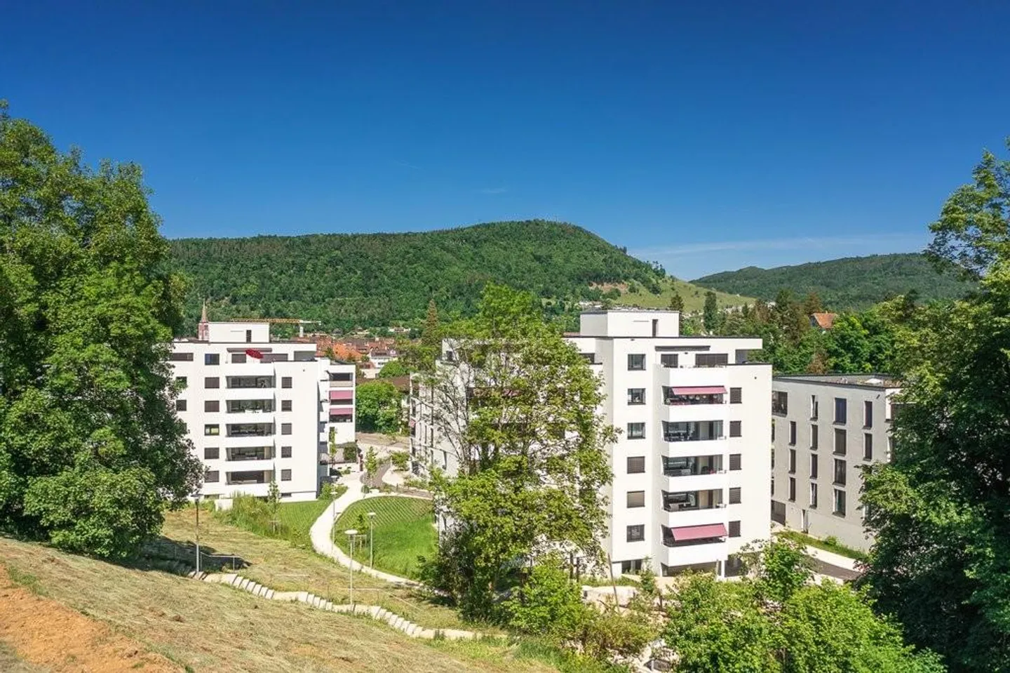 Stai cercando una casa moderna in una posizione verde? - Foto 1 di 12