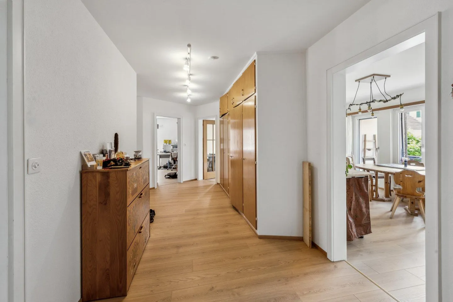 Propriété attrayante avec trois unités résidentielles et jardin bien entretenu - Photo 4 sur 13