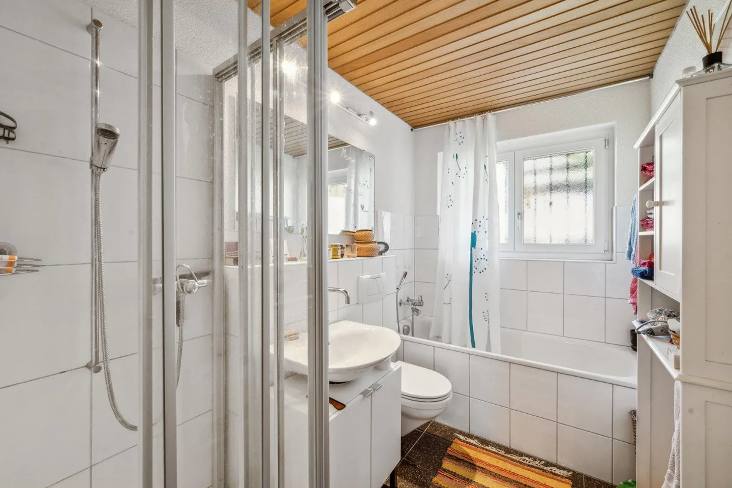 Propriété attrayante avec trois unités résidentielles et jardin bien entretenu - Photo 7 sur 13