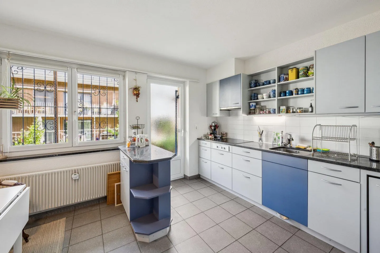 Propriété attrayante avec trois unités résidentielles et jardin bien entretenu - Photo 5 sur 13