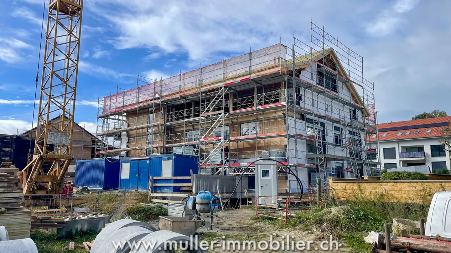 Attico con vista sulla campagna, vicino a Romont - Foto 1 di 13