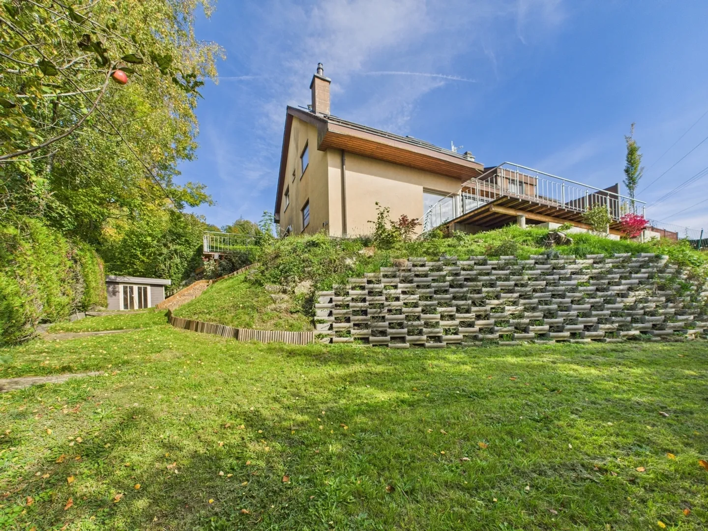 Renovated 5.5-room semi-detached house with garden, veranda, and large living room - quiet family setting in Le Mont-sur-Lausanne - Photo 1 of 13