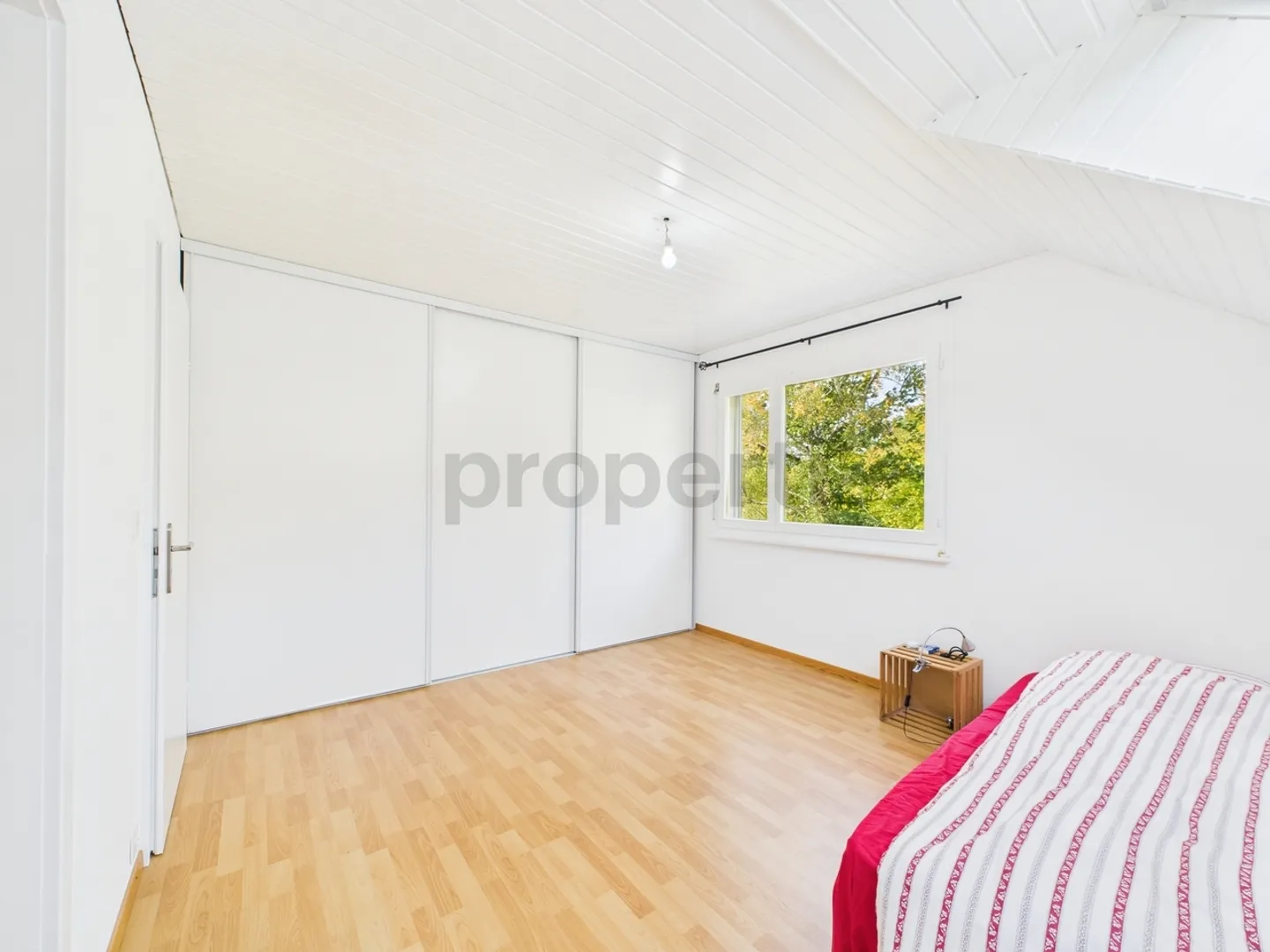 Renovated 5.5-room semi-detached house with garden, veranda, and large living room - quiet family setting in Le Mont-sur-Lausanne - Photo 7 of 13