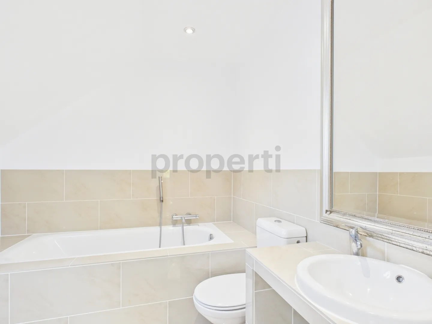 Renovated 5.5-room semi-detached house with garden, veranda, and large living room - quiet family setting in Le Mont-sur-Lausanne - Photo 9 of 13