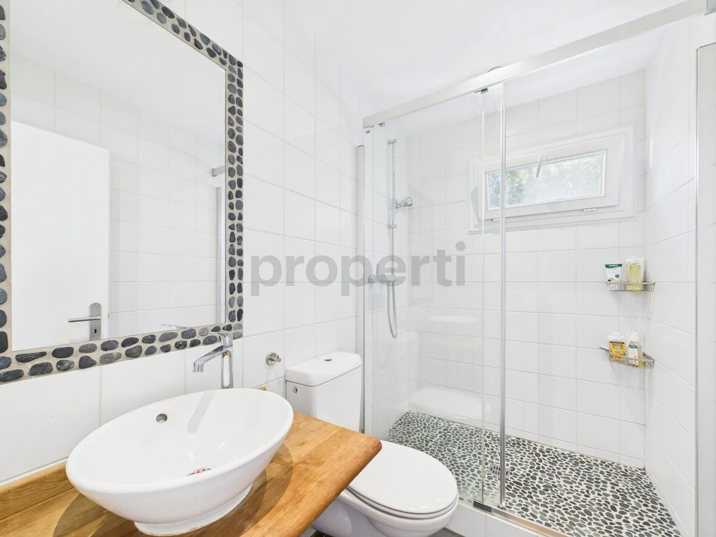 Renovated 5.5-room semi-detached house with garden, veranda, and large living room - quiet family setting in Le Mont-sur-Lausanne - Photo 10 of 13