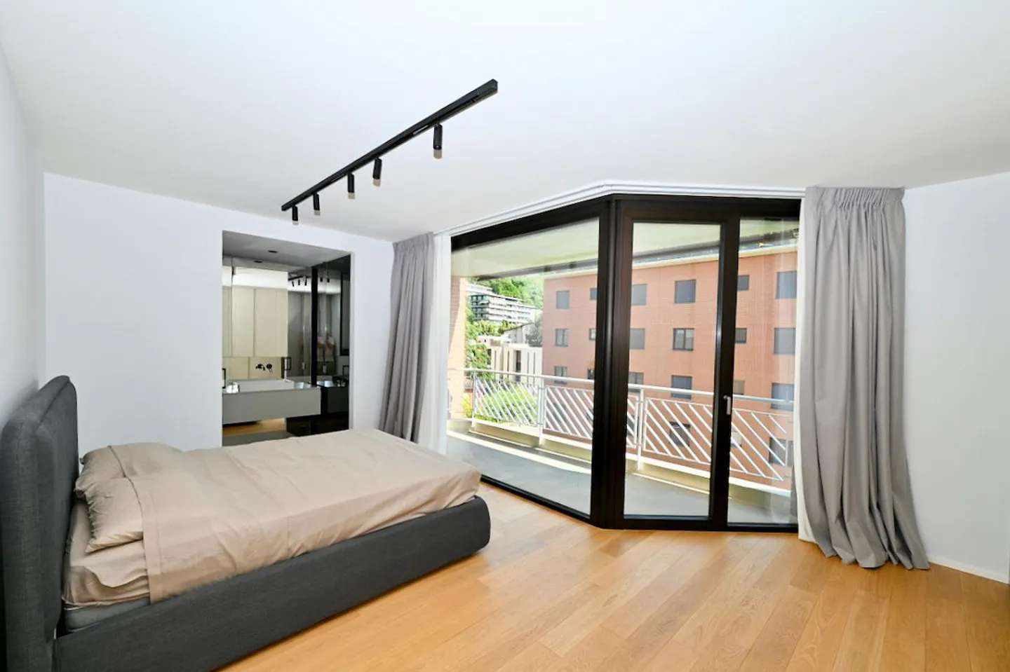 Appartement Duplex Design avec Terrasse Panoramique sur le Toit - Photo 14 sur 21