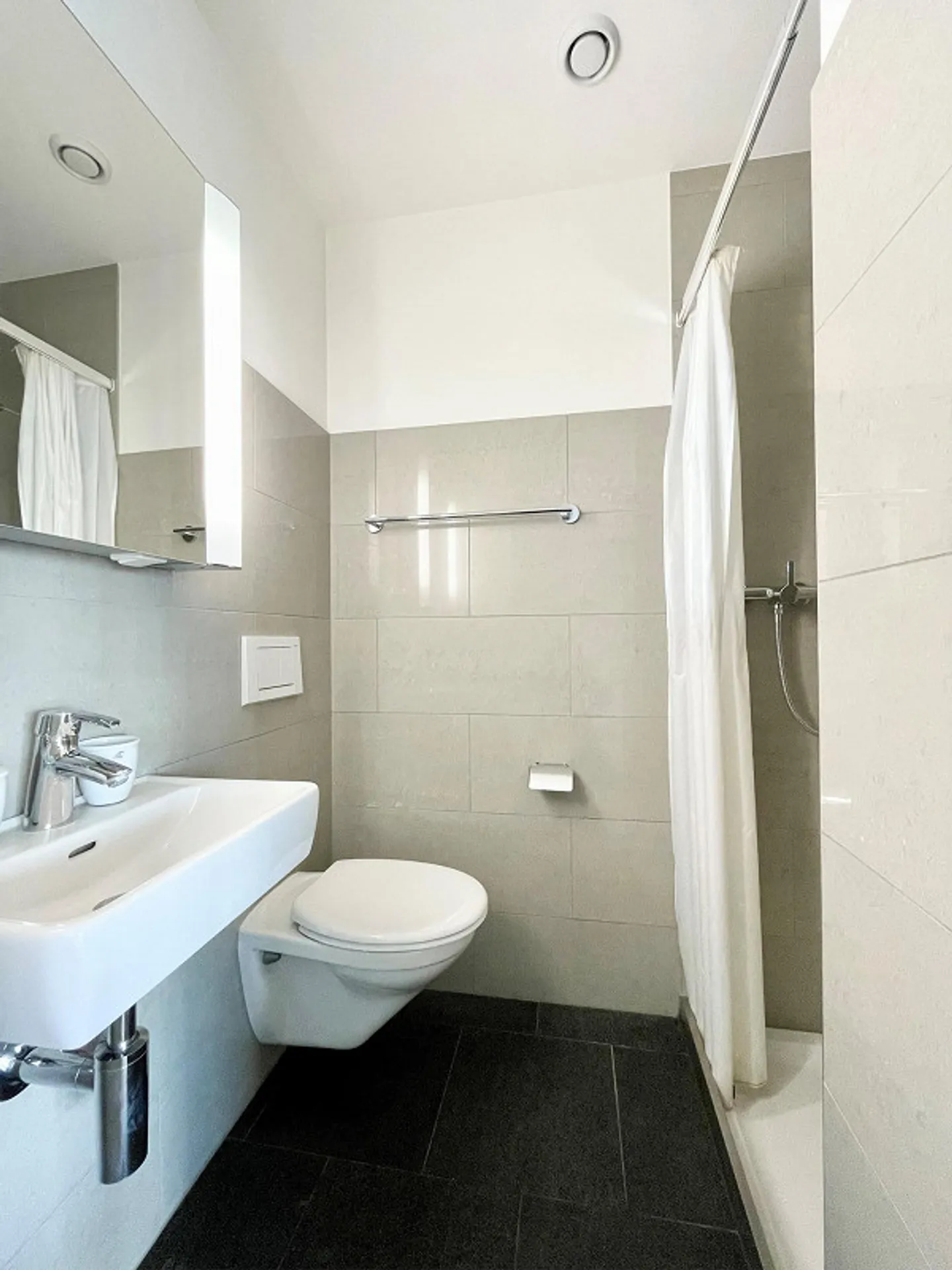 Rooftop! Bright apartment with huge rooftop terrace in a central location! - Photo 8 of 13