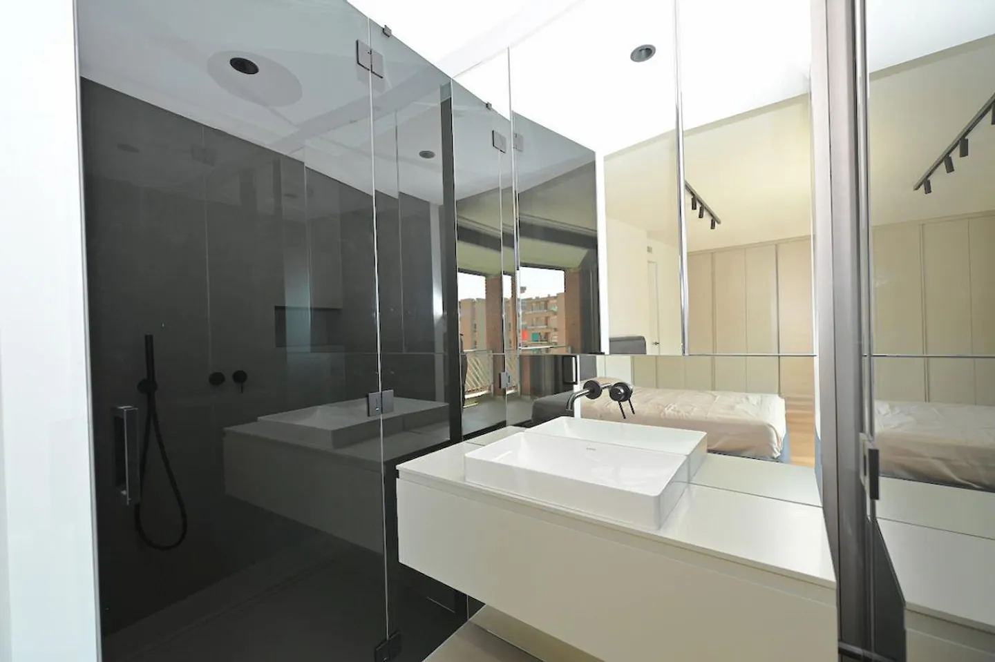 Appartement Duplex Design avec Terrasse Panoramique sur le Toit - Photo 16 sur 21