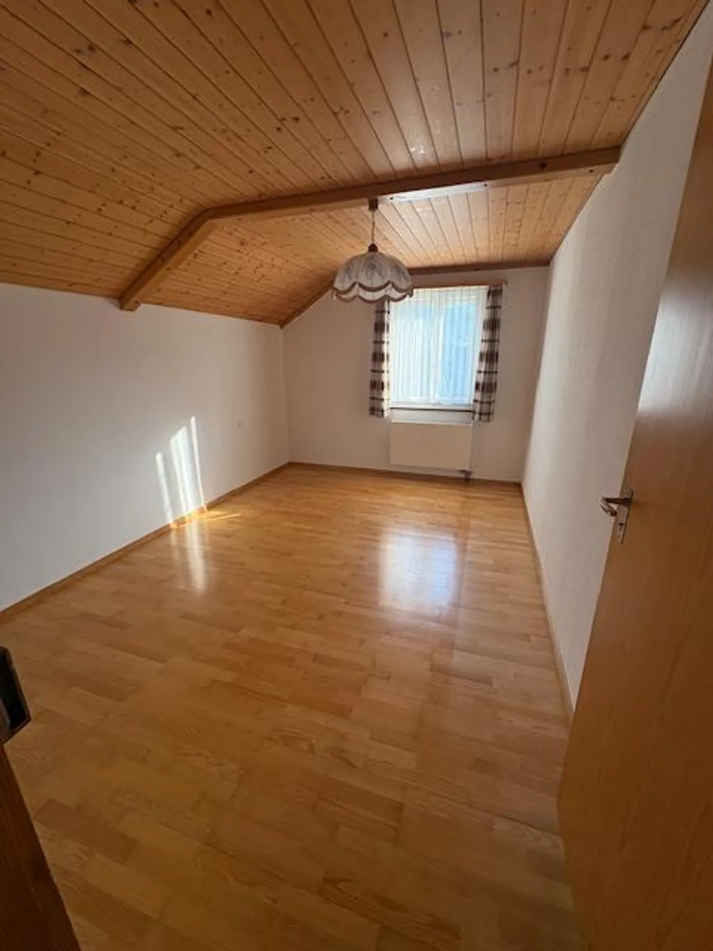 Casa unifamiliare di 6 stanze con grande giardino e capanno - Foto 8 di 17