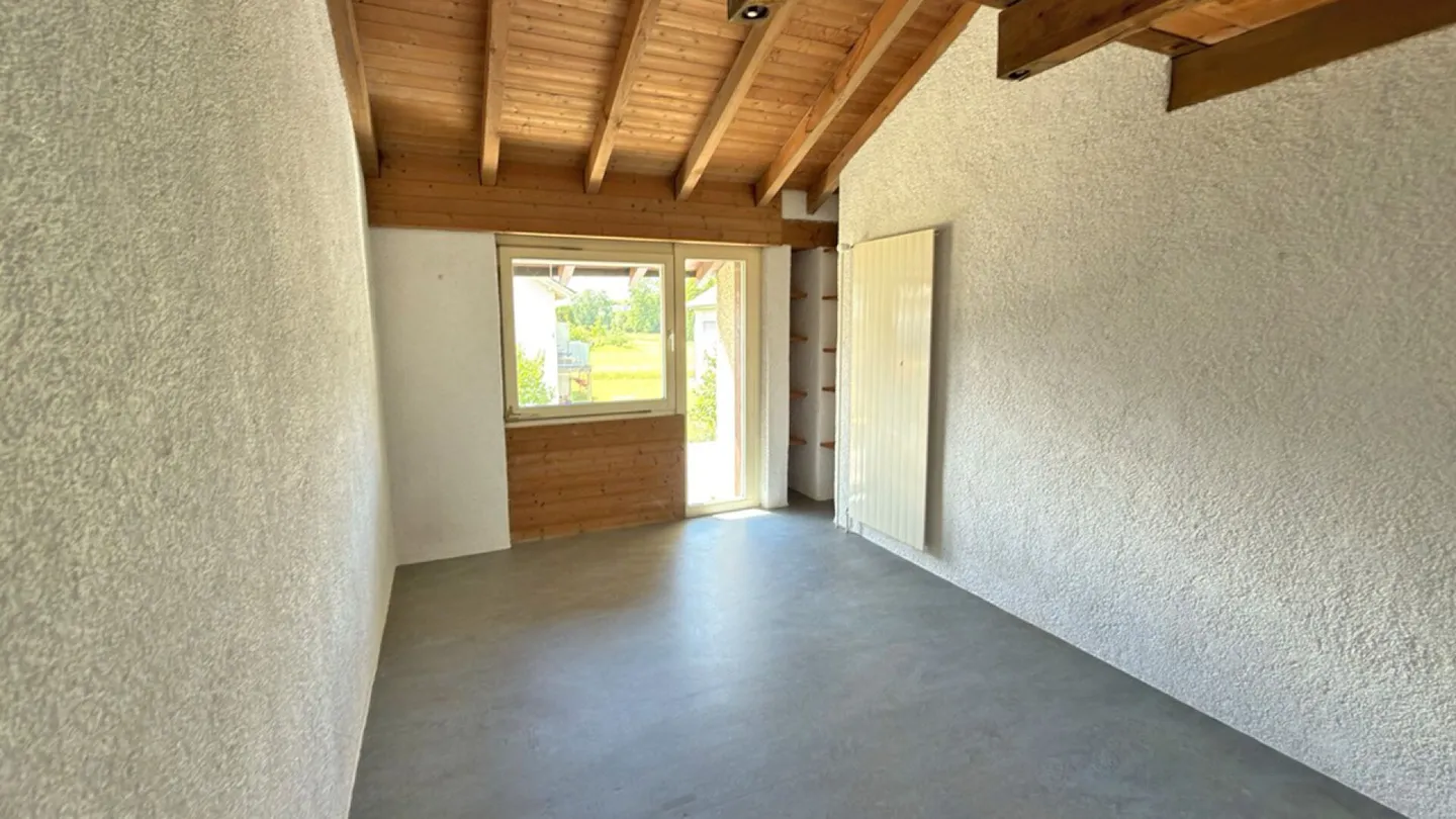 26-321 Charming 5.5-Room Single-Family House with Potential - Photo 5 of 9