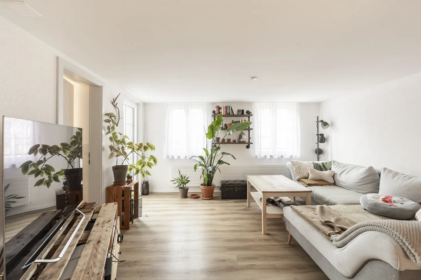 Multi-family house with versatile apartment mix and ancillary areas - Photo 4 of 9
