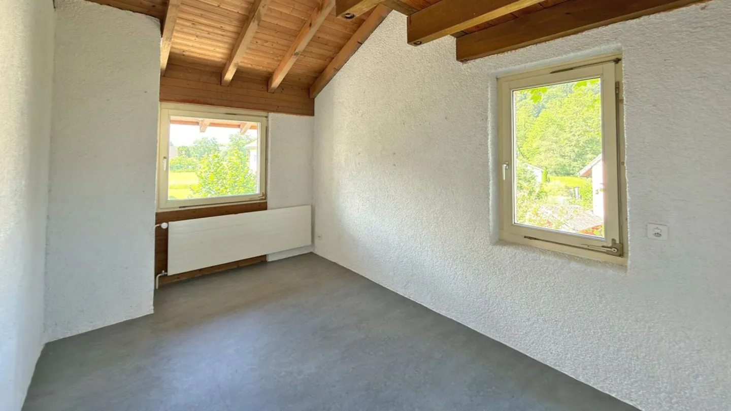 26-321 Charming 5.5-Room Single-Family House with Potential - Photo 6 of 9