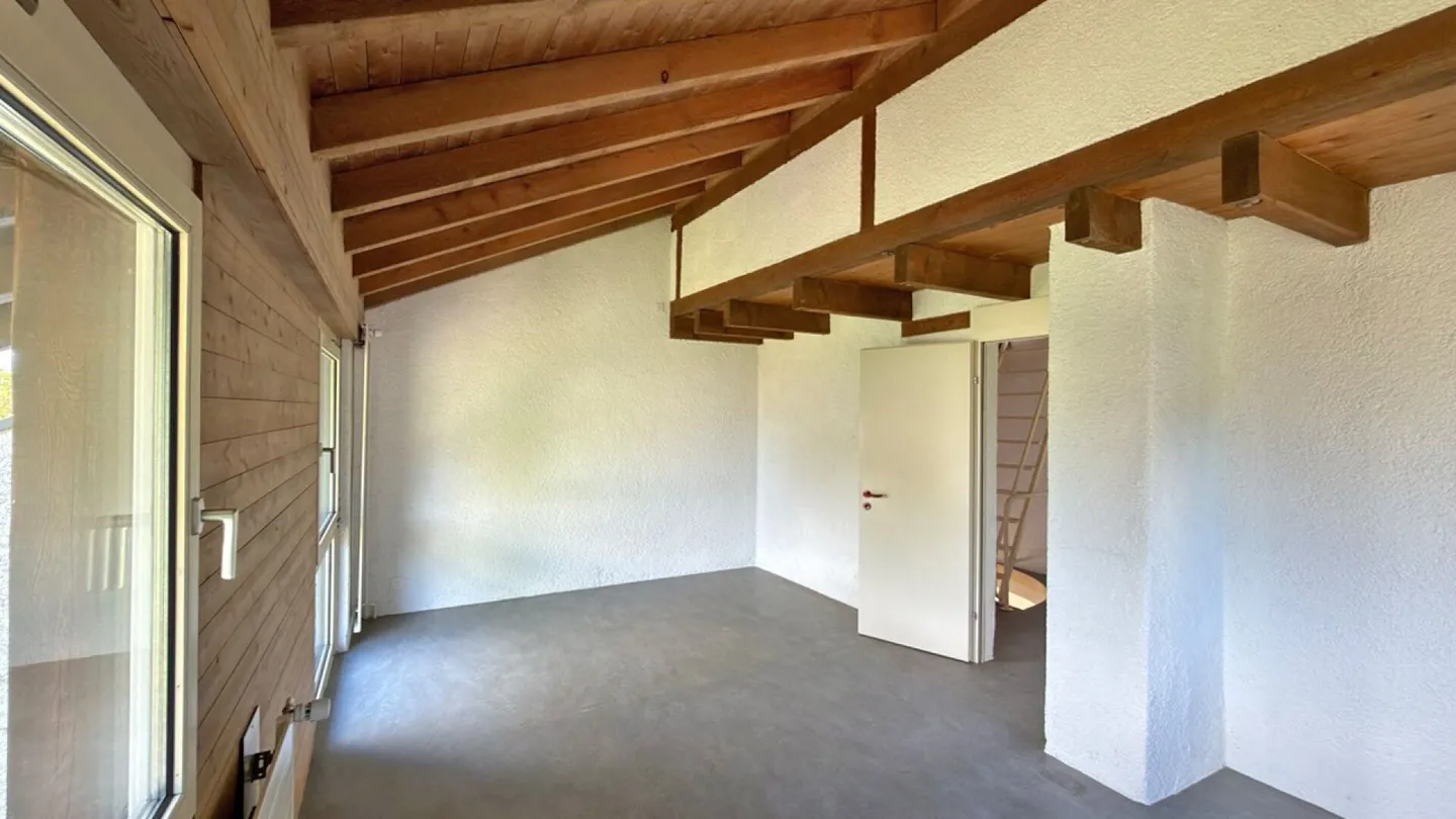 26-321 Charming 5.5-Room Single-Family House with Potential - Photo 7 of 9
