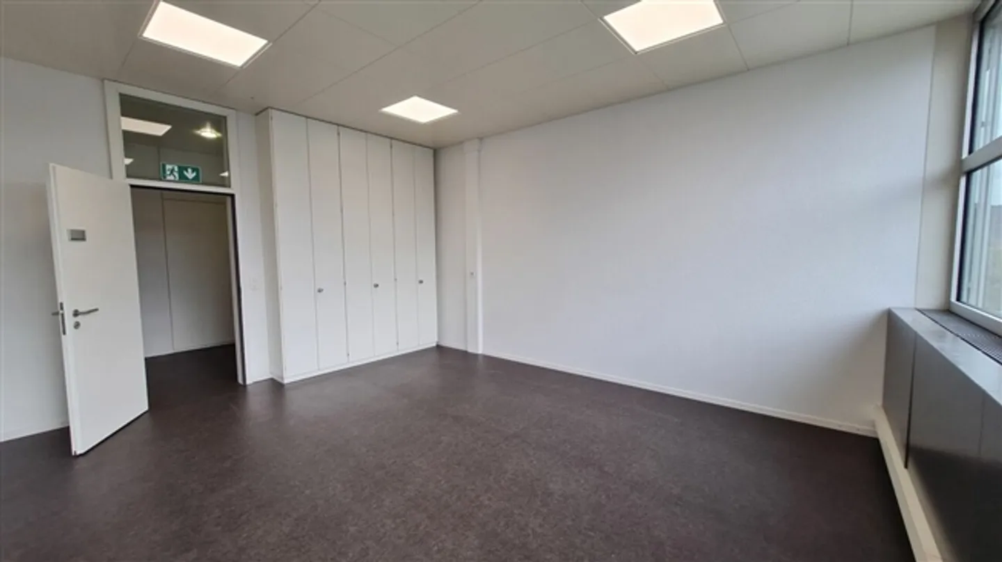 Geräumige Gewerbe- und Büroflächen - Foto 4 von 9