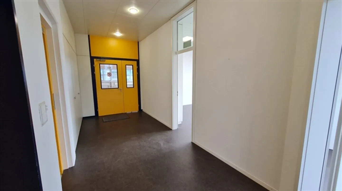 Geräumige Gewerbe- und Büroflächen - Foto 5 von 9