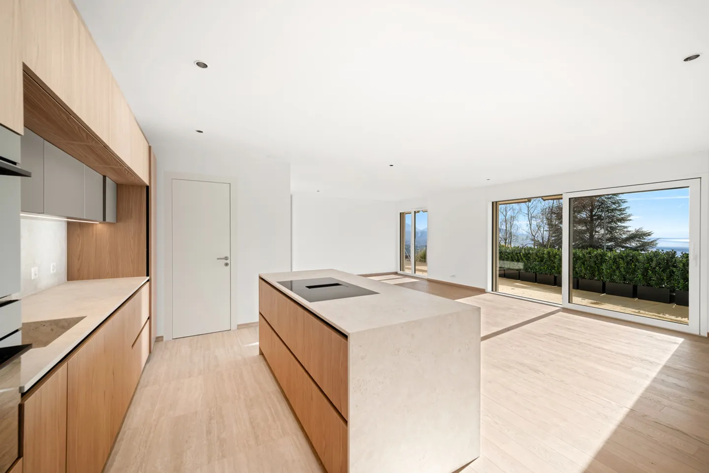 New | Terrace & garden with lake view - Photo 2 of 14