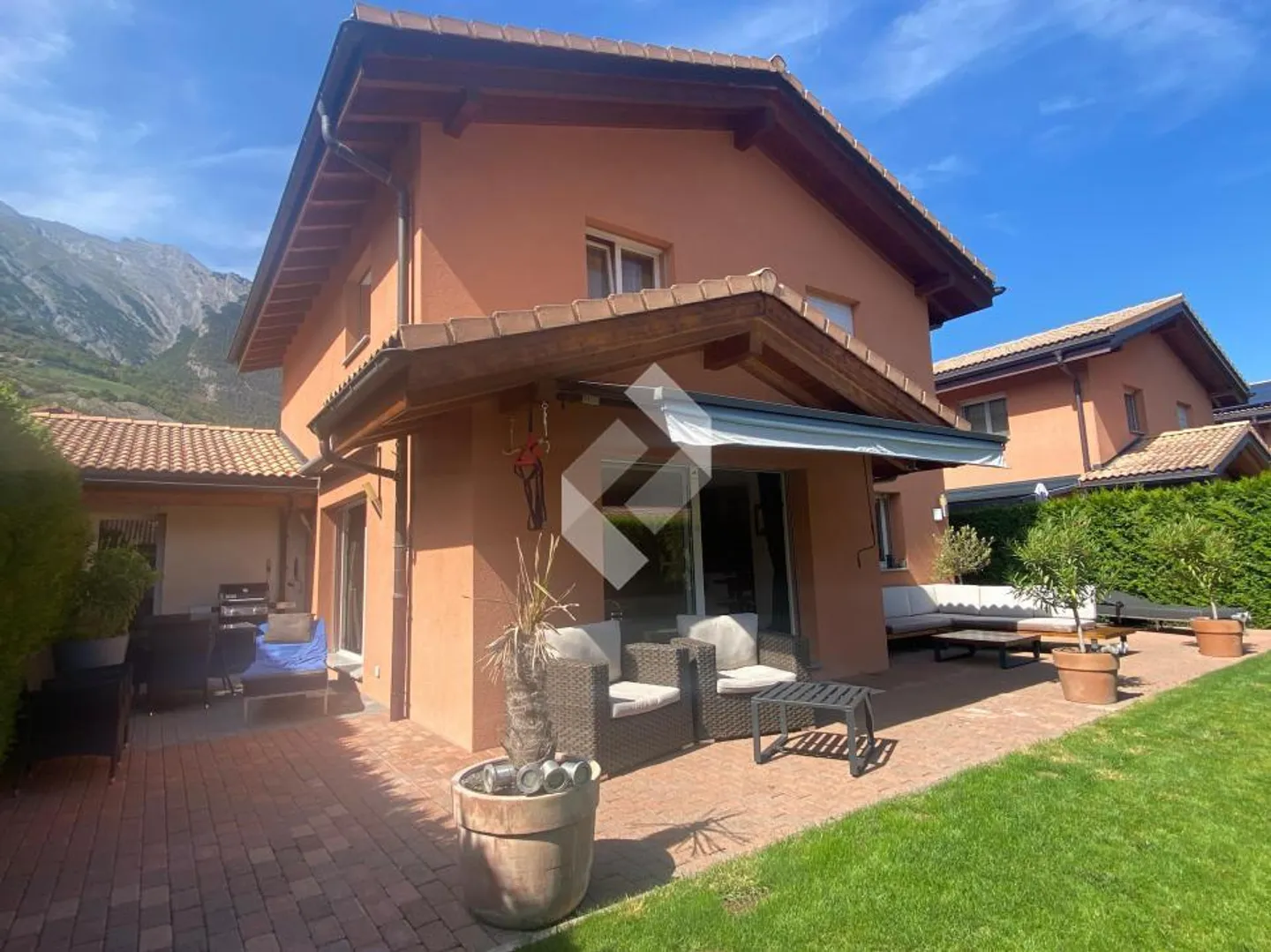 Coup de coeur : villa mitoyenne de 4.5 pièces avec terrasse plein Sud ! - Photo 1 sur 13