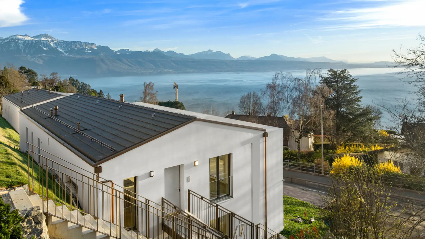 New | Terrace & garden with lake view - Photo 3 of 14