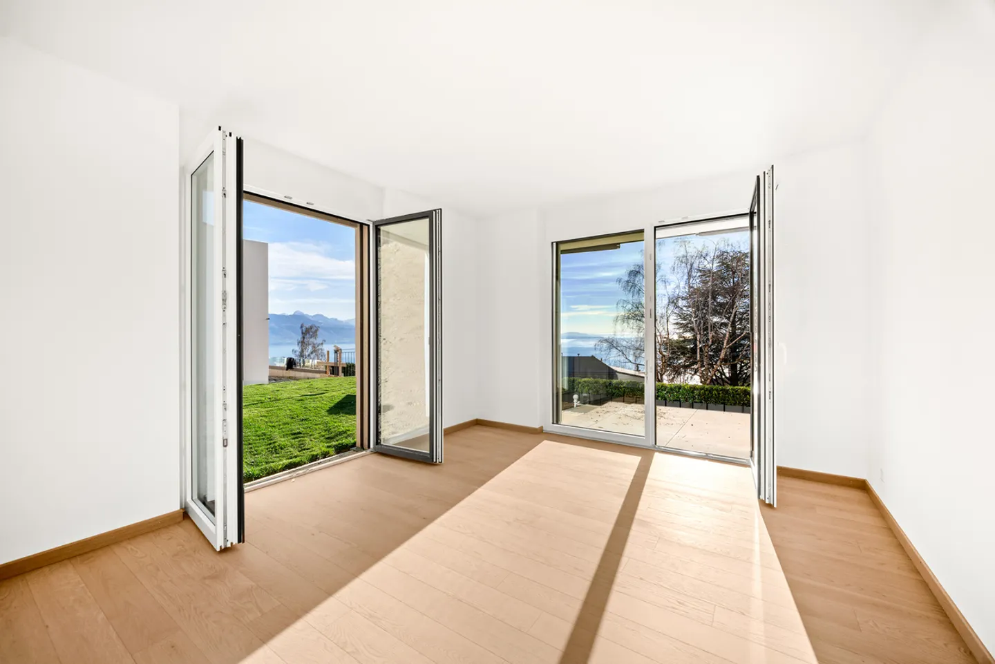 New | Terrace & garden with lake view - Photo 5 of 14